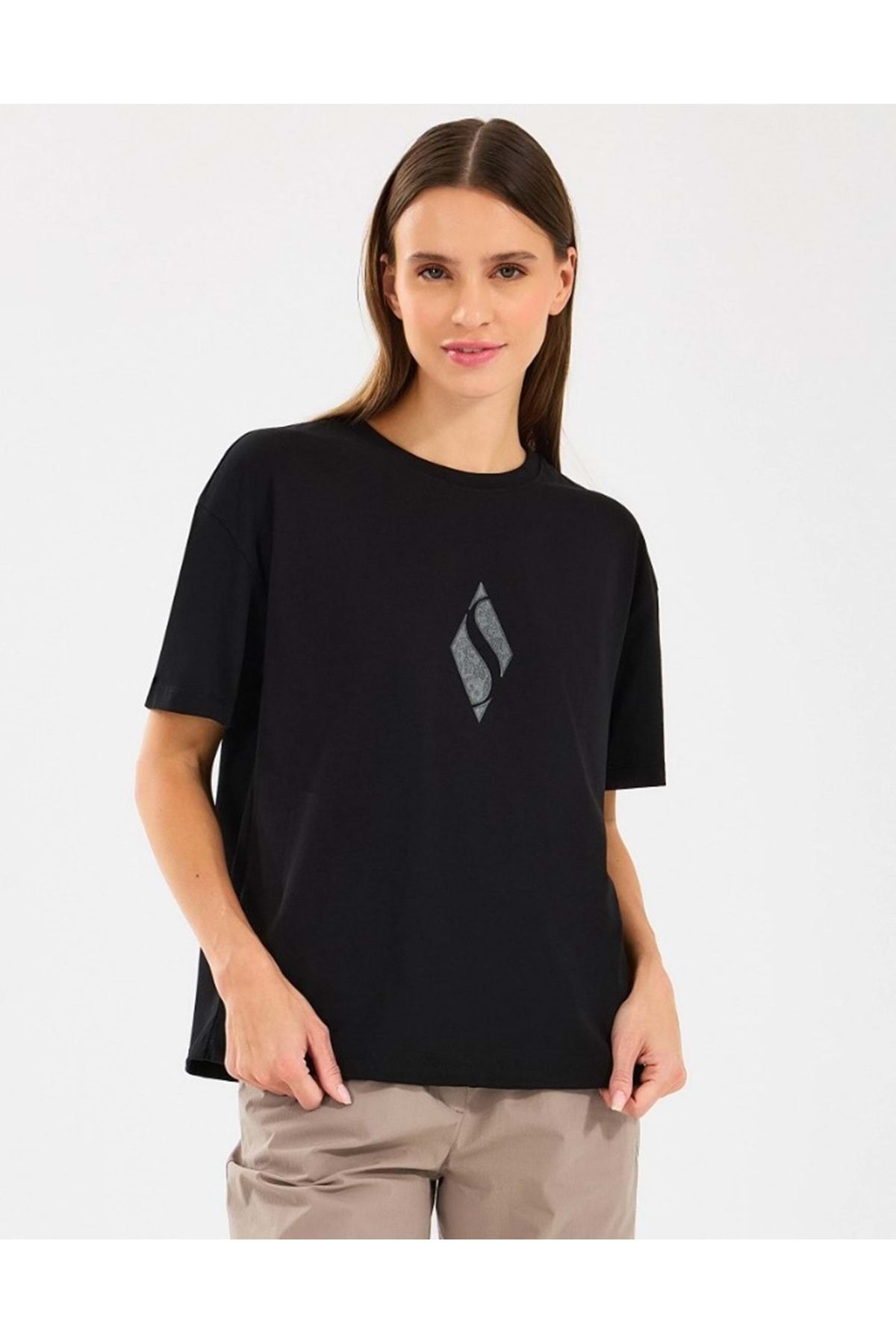 SKECHERS W Graphic Tee Loose Fit T-Shirt S2510311 Kadın Tişört SİYAH
