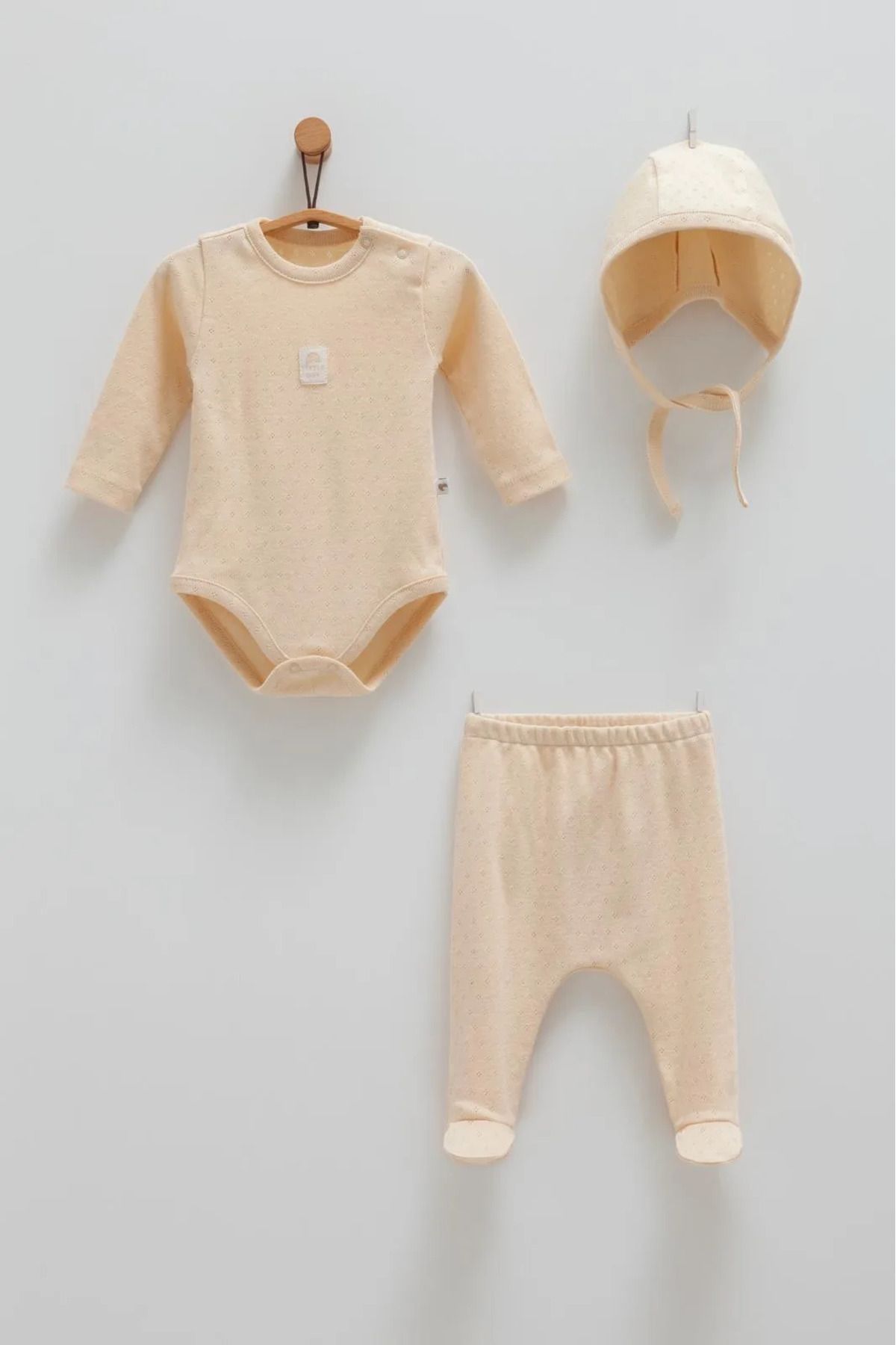 Caramell Üçlü Set: Konforlu Body, Şık Pantolon ve Tamamlayıcı Şapka Bir Arada!
