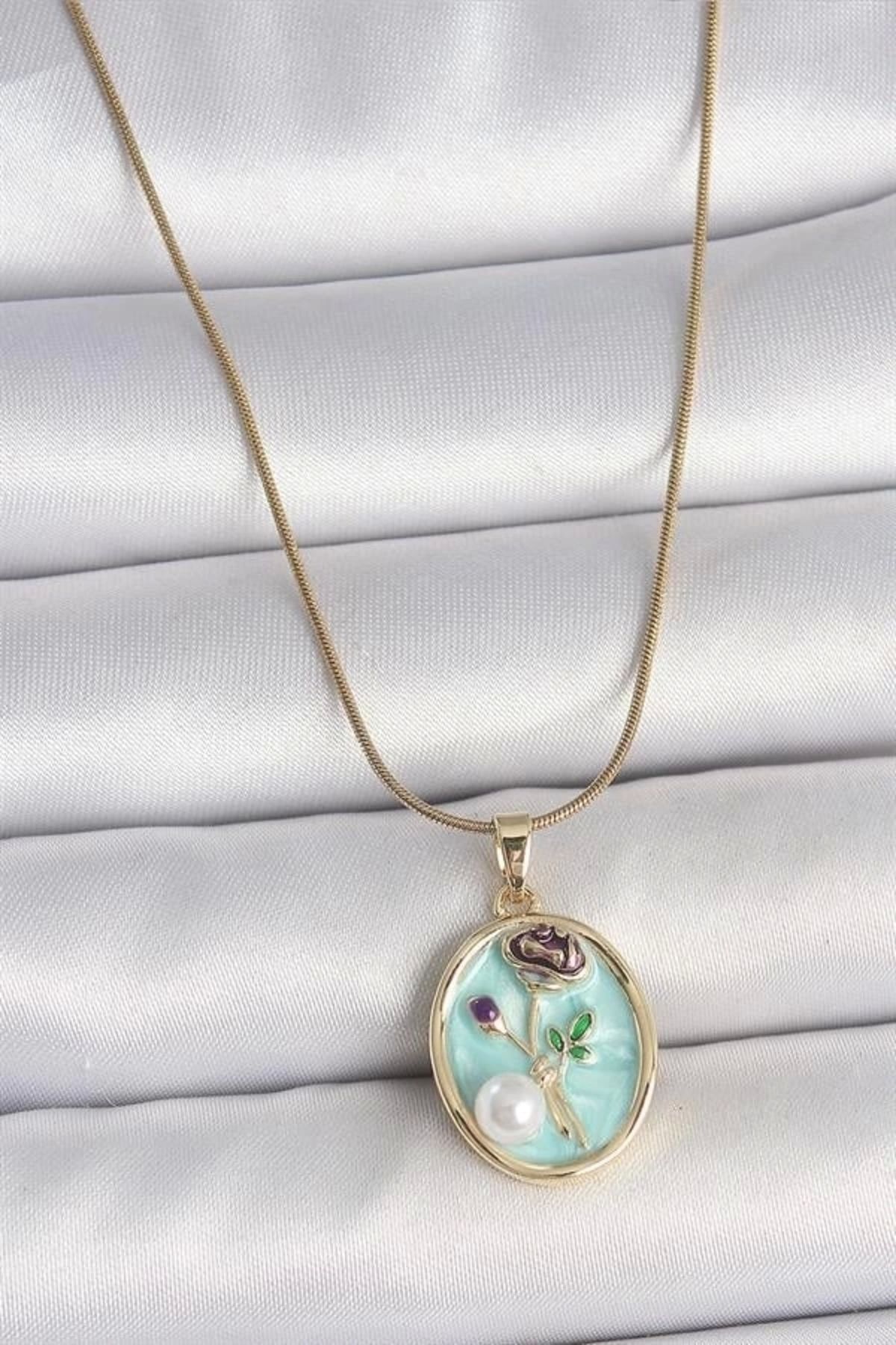 Lale Moda 316L Çelik Gold Renk Zincir Mavi Çiçek İşlemeli İnci Detay Portre Model Kadın Kolye