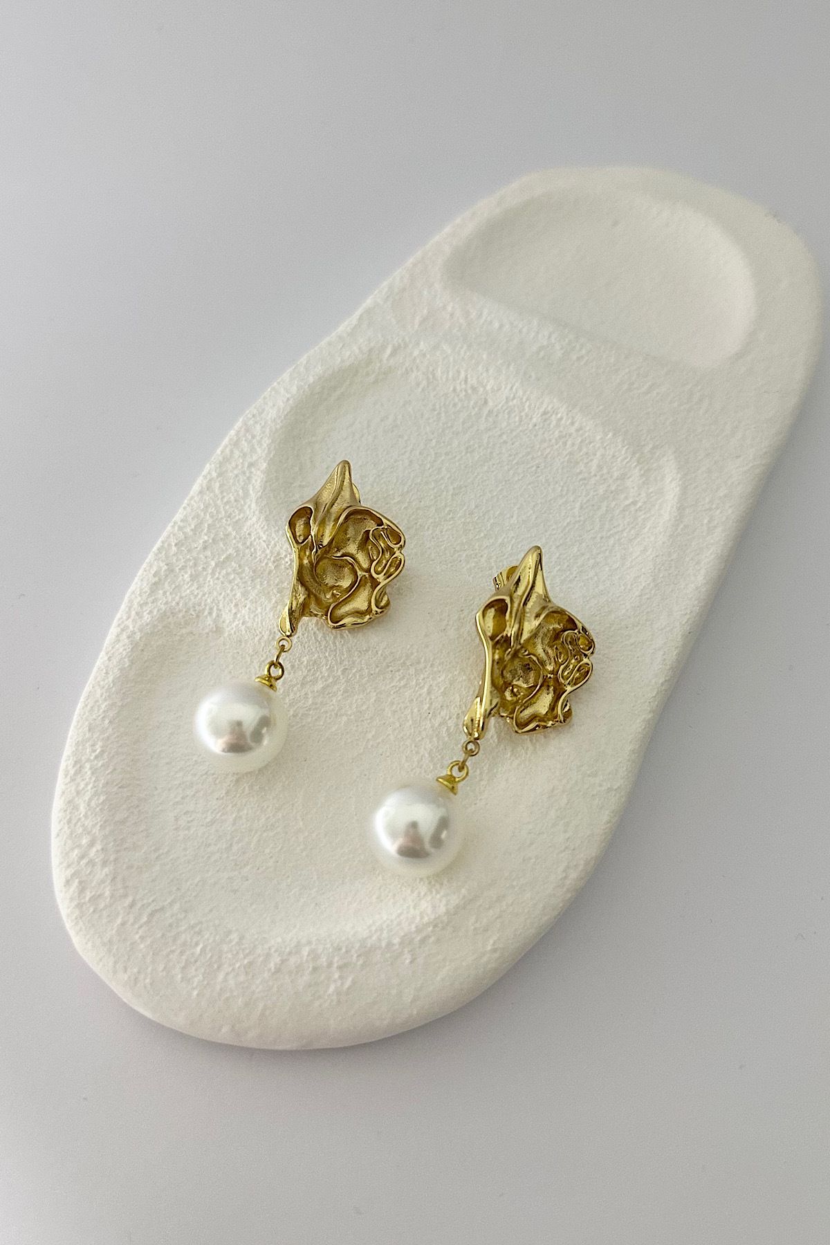 DELEIZA ACCESSORY Çelik Sallantılı İnci Detaylı Gold Küpe