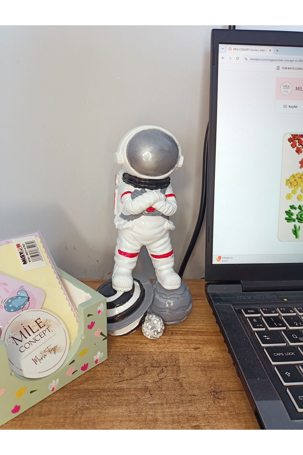 MİLE CONCEPT Masaüstü Dekoratif Beton Astronot 20cm