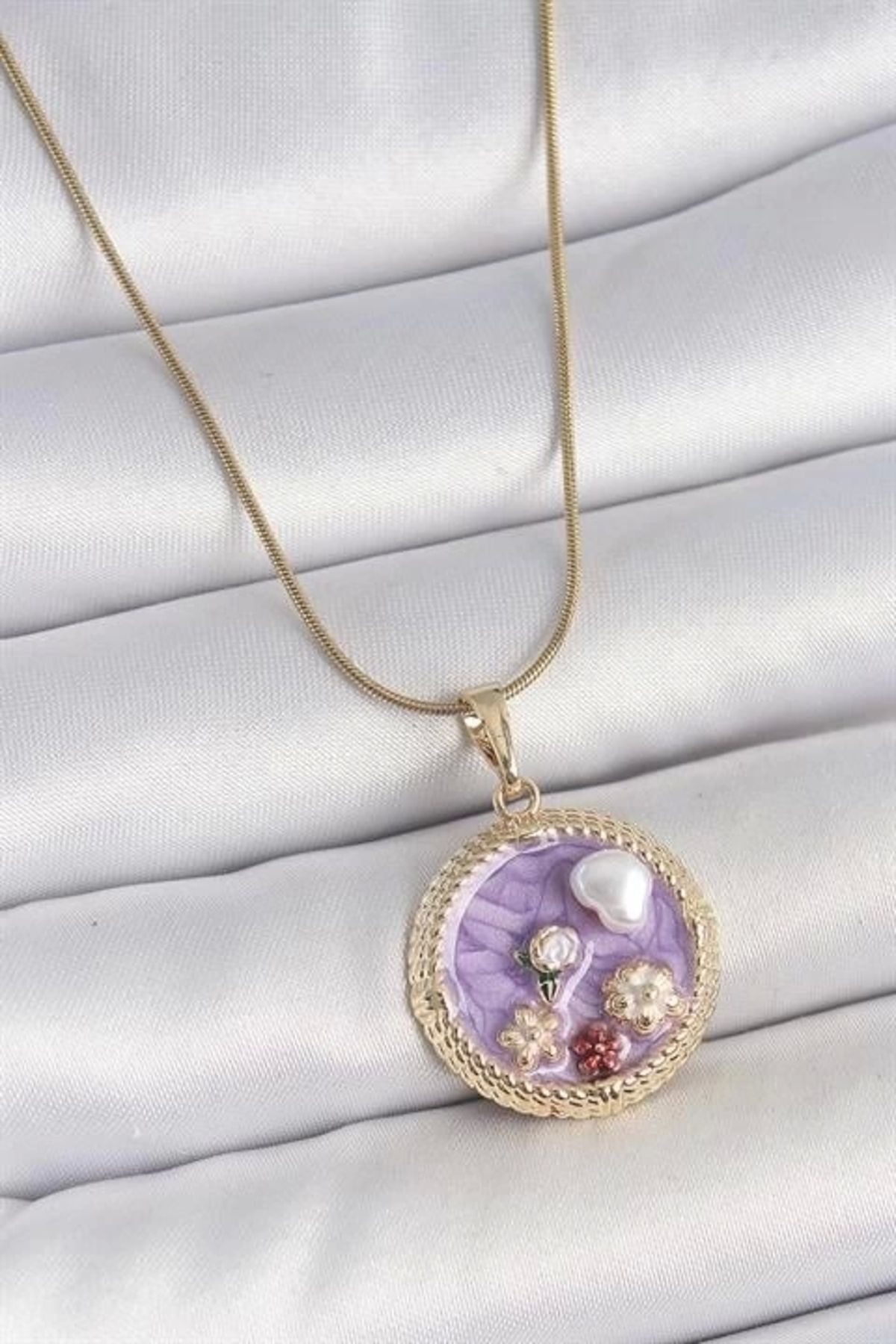 Lale Moda 316L Çelik Gold Renk Zincir Mor Mineli İncili Çiçek İşlemeli Madalyon Model Kadın Kolye
