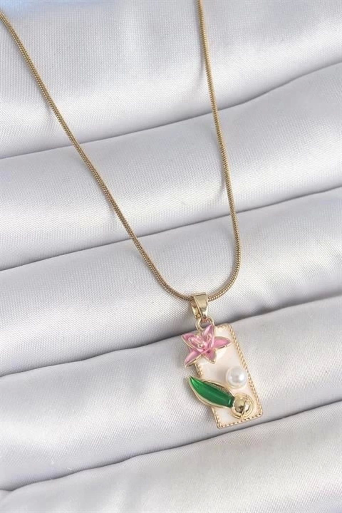 Lale Moda 316L Çelik Gold Renk Zincir Beyaz Mineli Pembe Çiçek İşlemeli İnci Detay Dikdörtgen Portre Model Kad