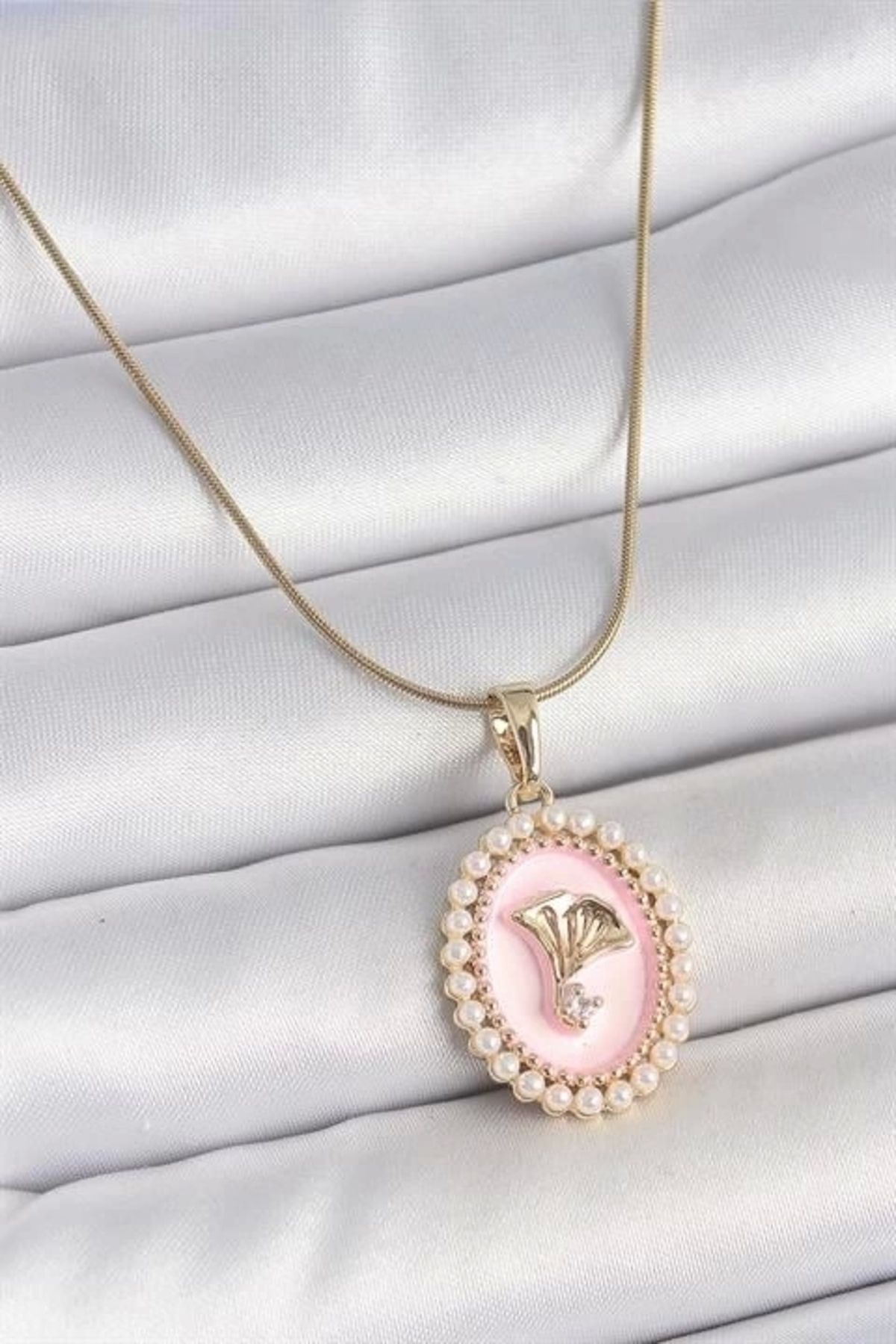 Lale Moda 316L Çelik Gold Renk Zincir Pembe Mineli İncli Zirkon Taşlı Çiçek İşlemeli Portre Model Kadın Kolye
