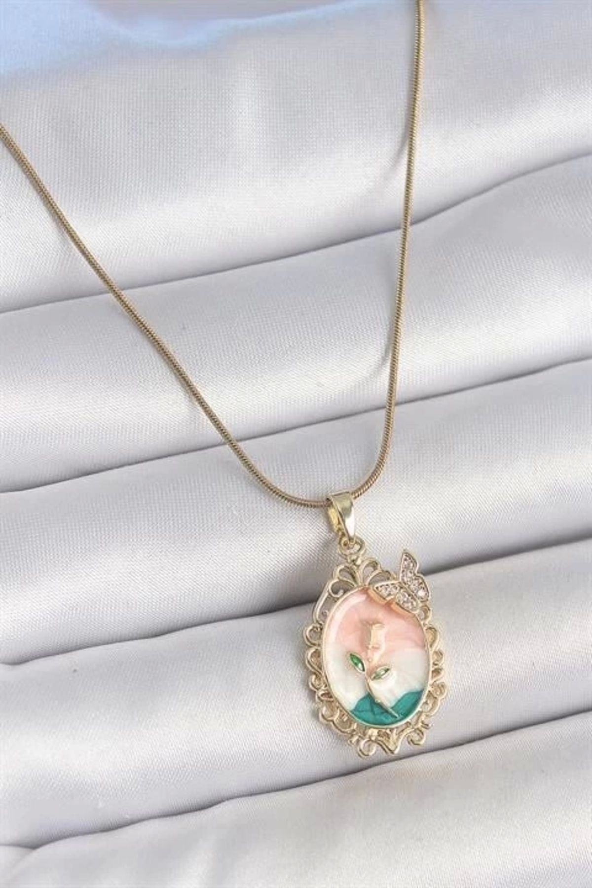 Lale Moda 316L Çelik Gold Renk Zincir Mix Renk Çiçek İşlemeli Zirkon Taş Detaylı Portre Model Kadın Kolye