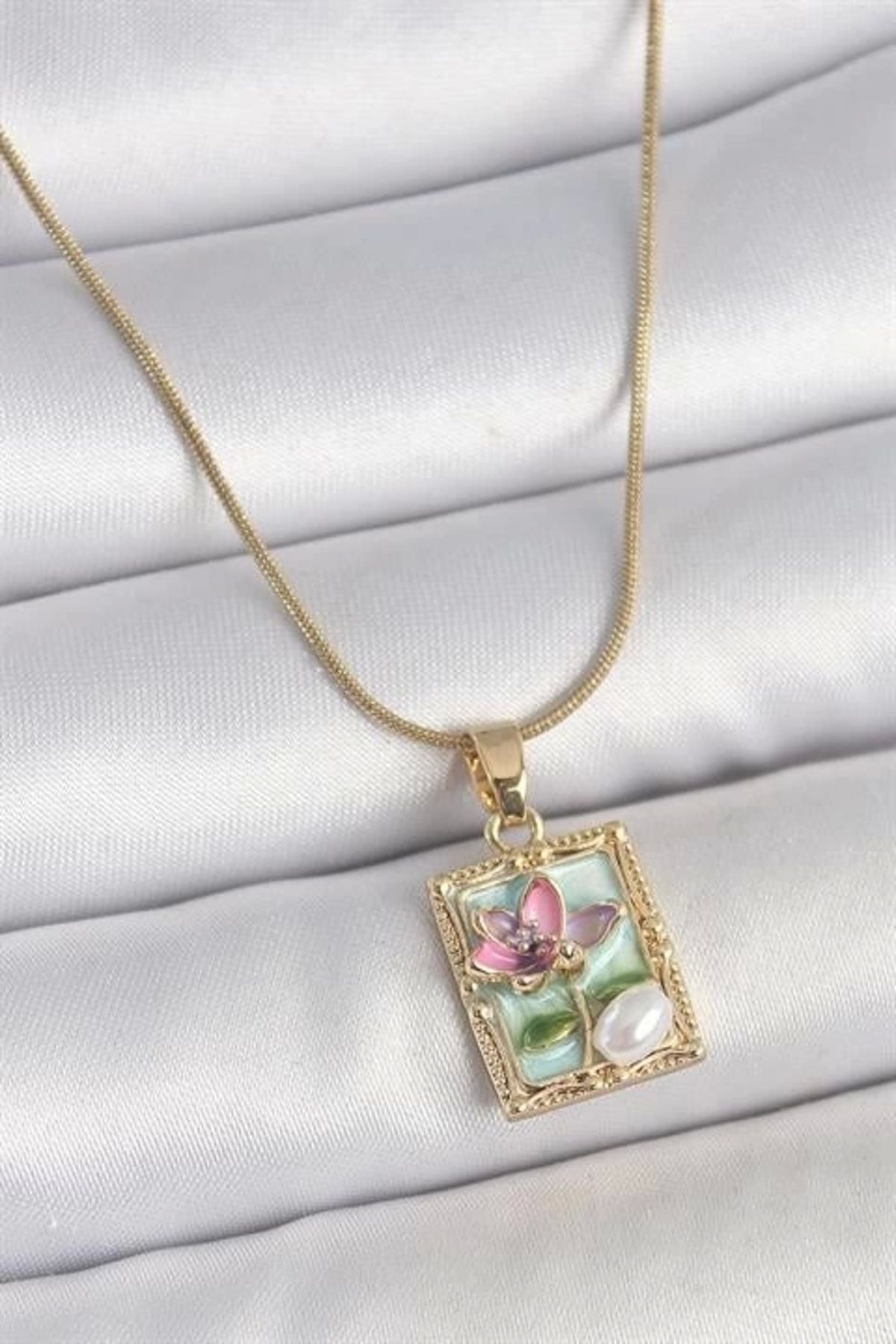 Lale Moda 316L Çelik Gold Renk Zincir Mavi Mineli Çiçek İşlemeli İnci Detay Portre Model Kadın Kolye