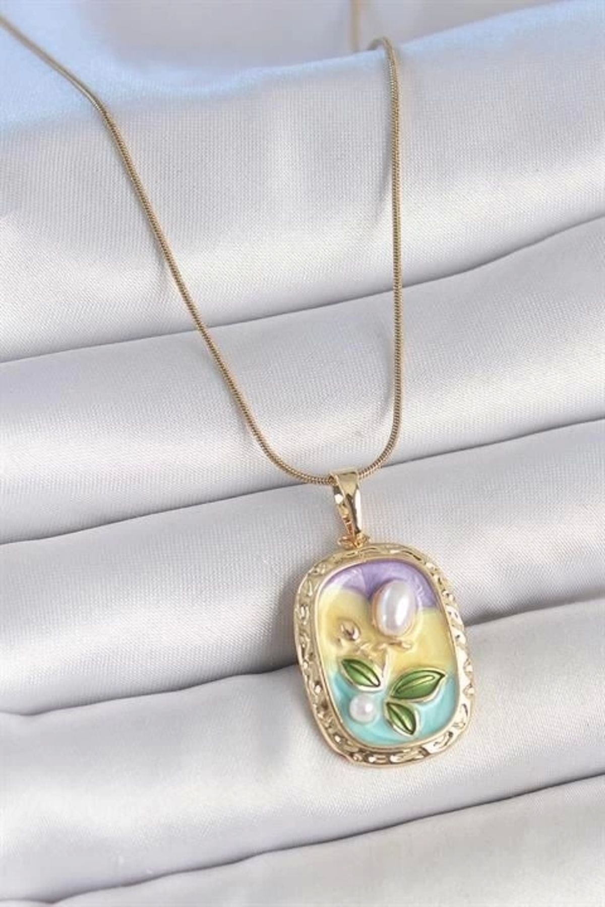 Lale Moda 316L Çelik Gold Renk Zincir İncili Çiçek İşlemeli Portre Model Kadın Kolye
