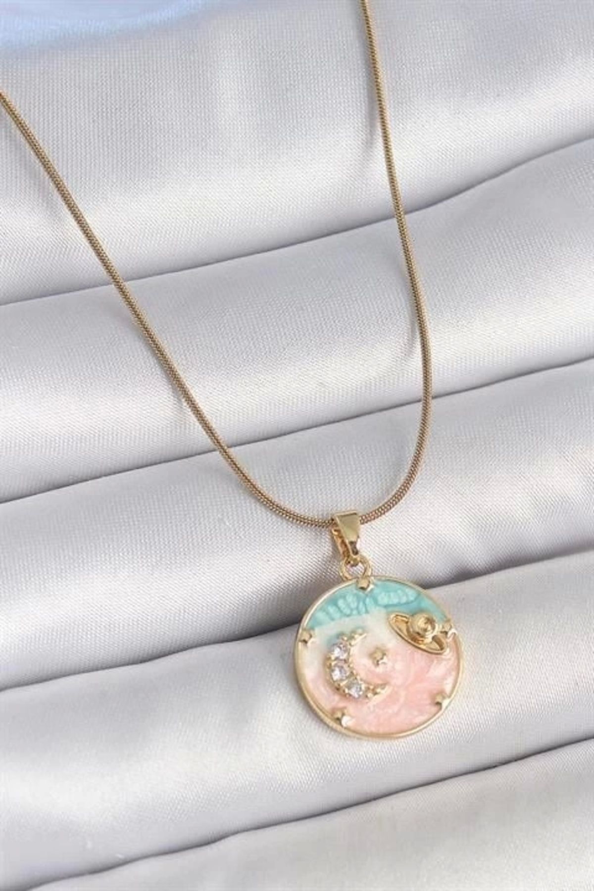 Lale Moda 316L Çelik Gold Renk Zincir Mix Renk Mineli Zirkon Taşlı Gezegen İşlemeli Yıldız Detay Madalyon Mode