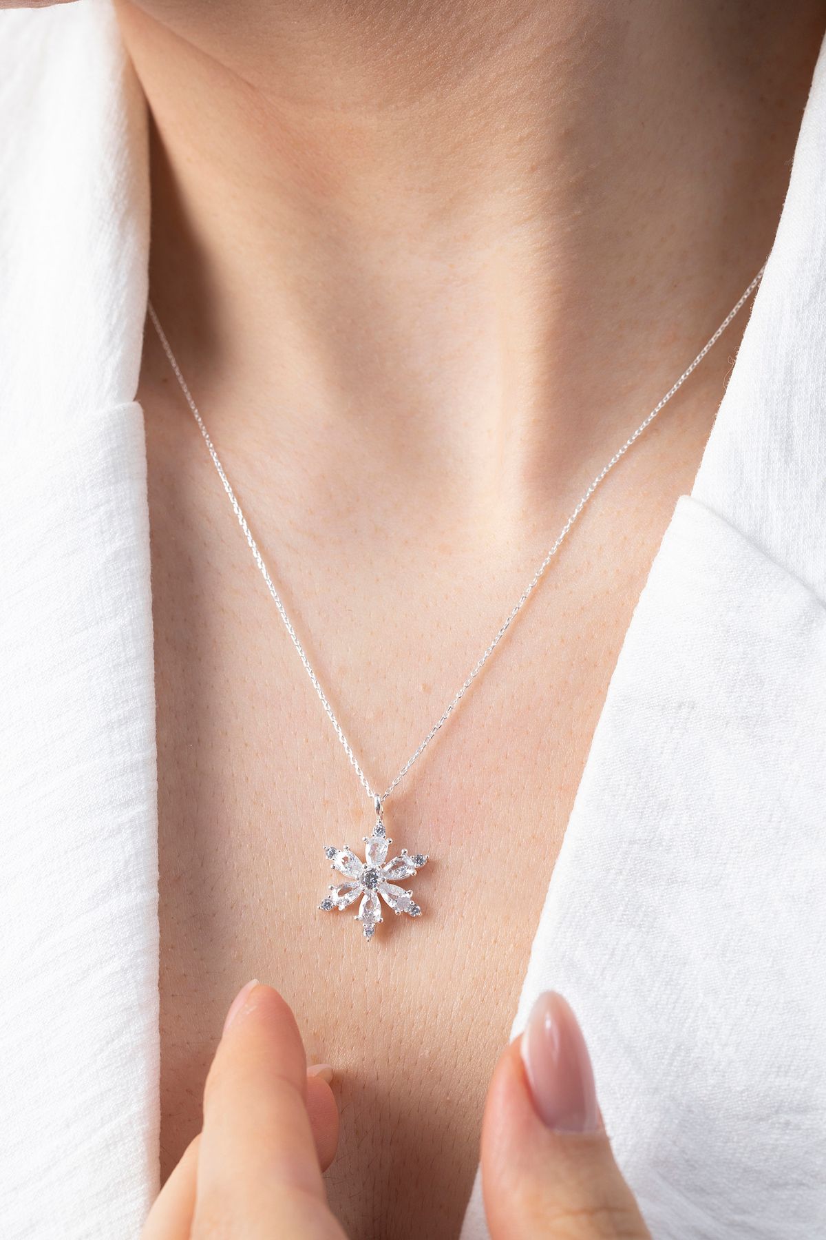 Elika Silver 925 Ayar Gümüş Zirkon Taşlı Lotus Kolye