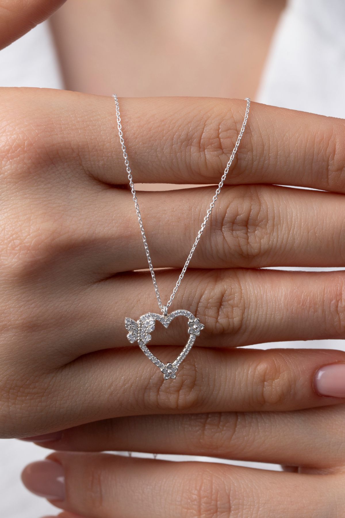 Elika Silver 925 Ayar Gümüş Kelebek ve Çiçek Süslemeli Kalp Kolye