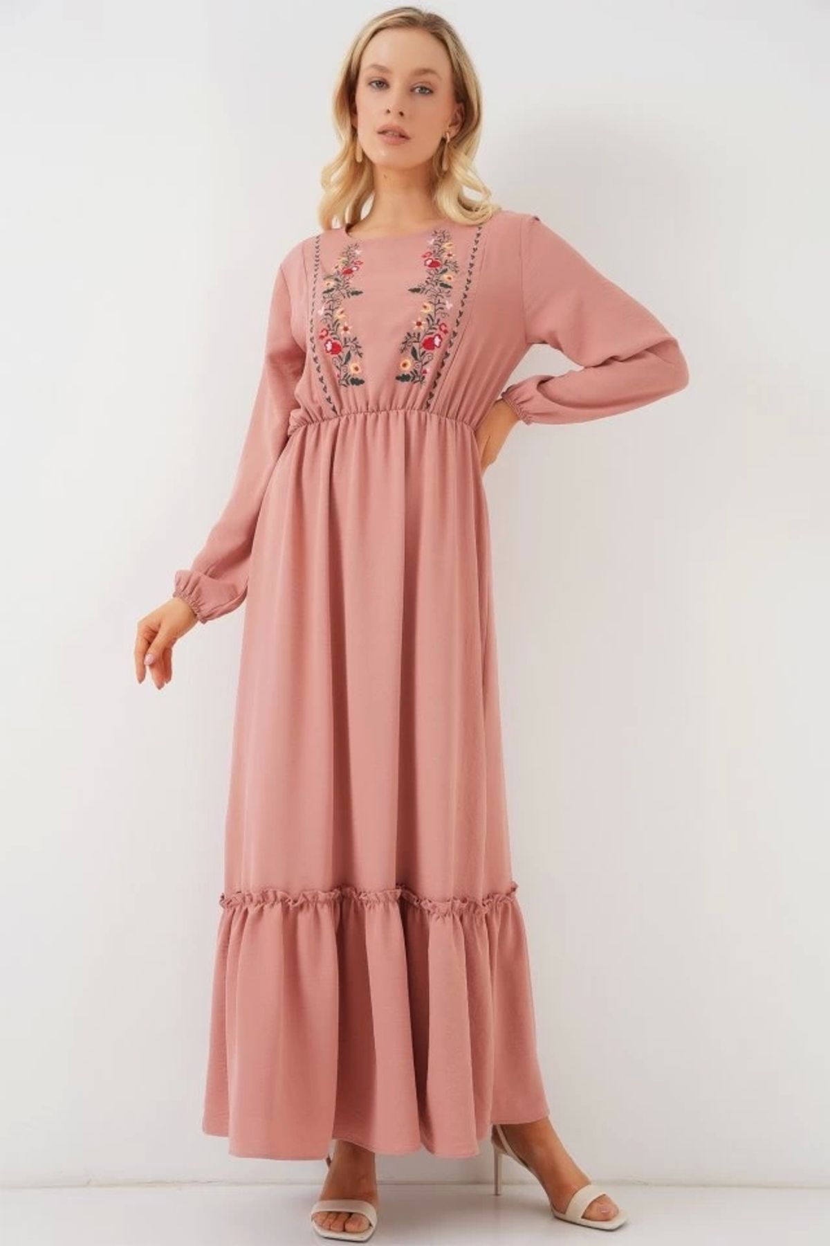 Butik Nakışlı Uzun Tesettür Elbise 2550 - Pudra