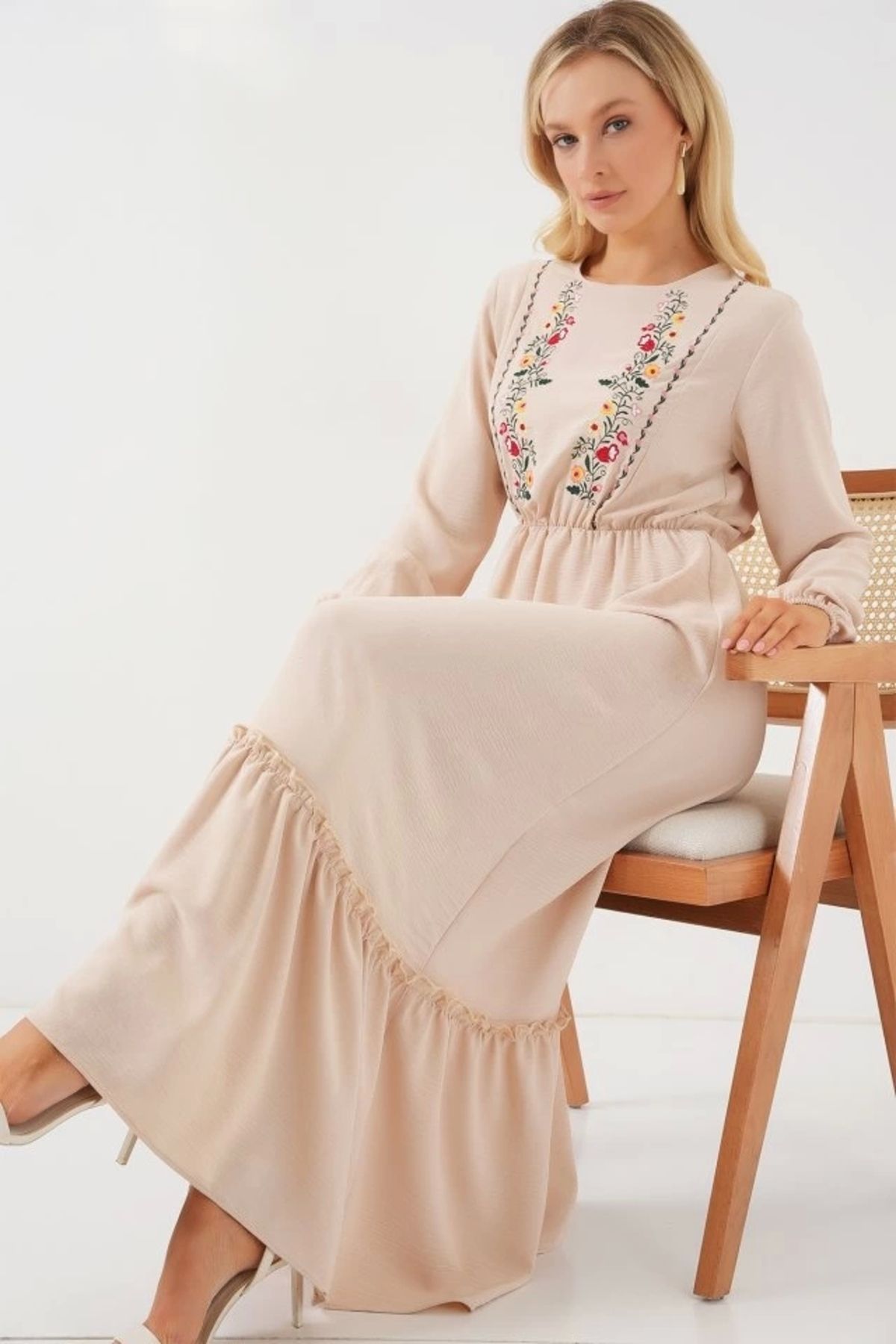 Butik Nakışlı Uzun Tesettür Elbise 2550 - Krem