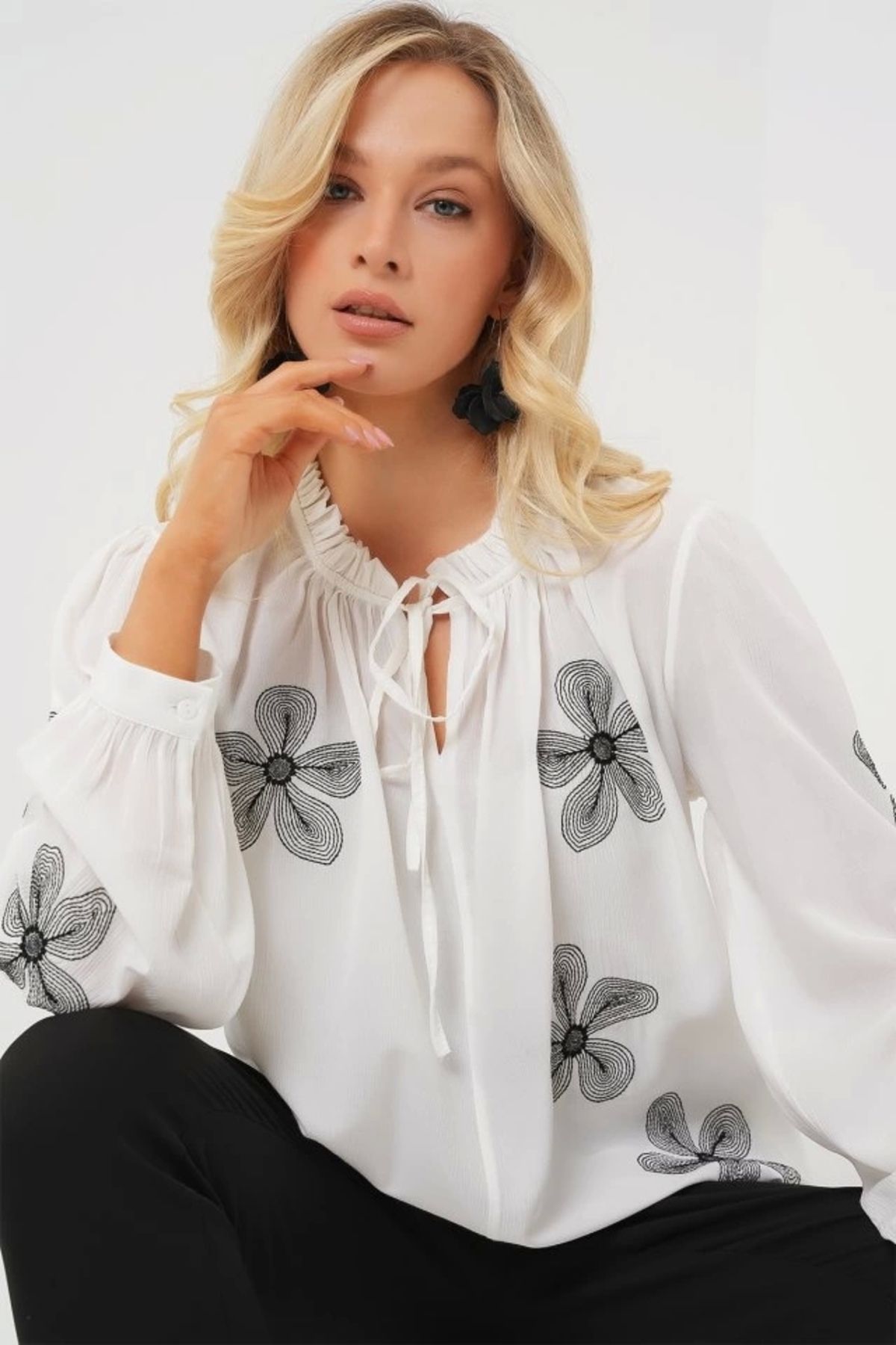 Butik Uzun Kol Nakışlı Örme Bluz 951 - Beyaz