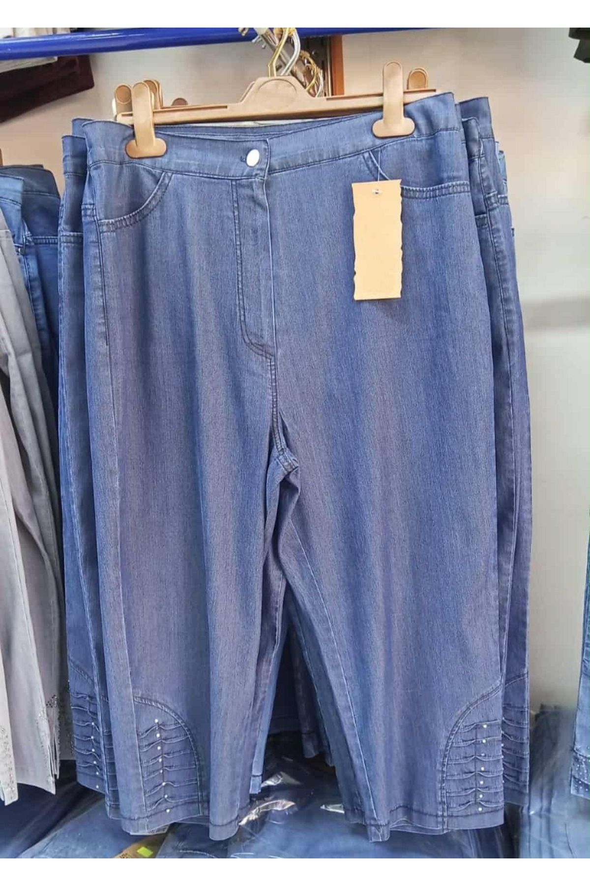 elif atlı büyük beden ince denim kumaş yüksek bel likralı paçası taş ve dikiş detaylı jean kapri pantolon