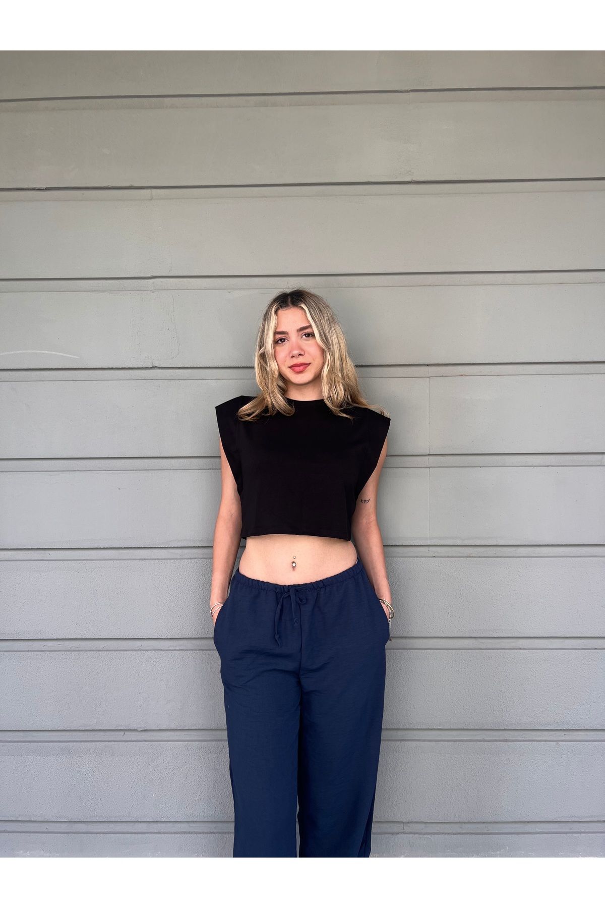 ESY BUTİK Vatka görünümlü siyah kısa kollu crop