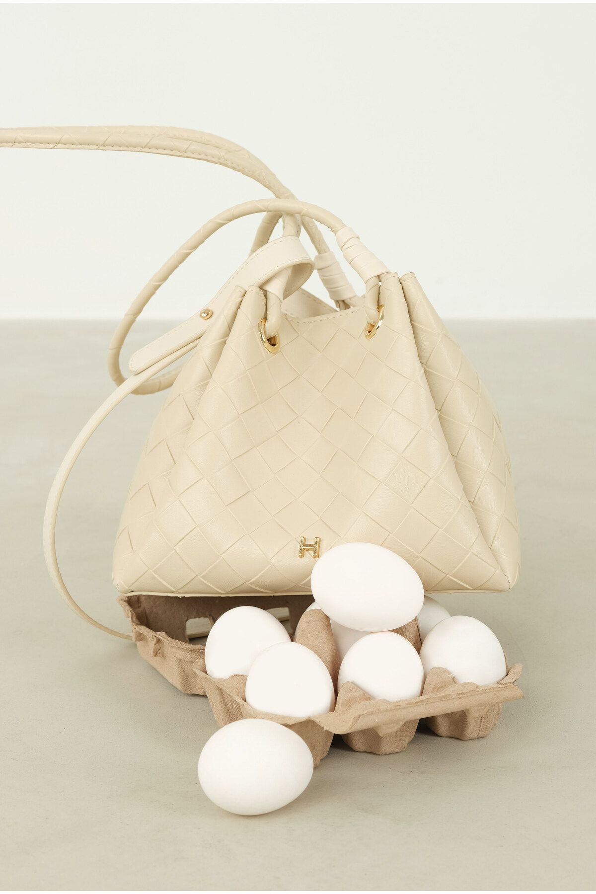HEQA-Knitted Bucket Bag Beige 4