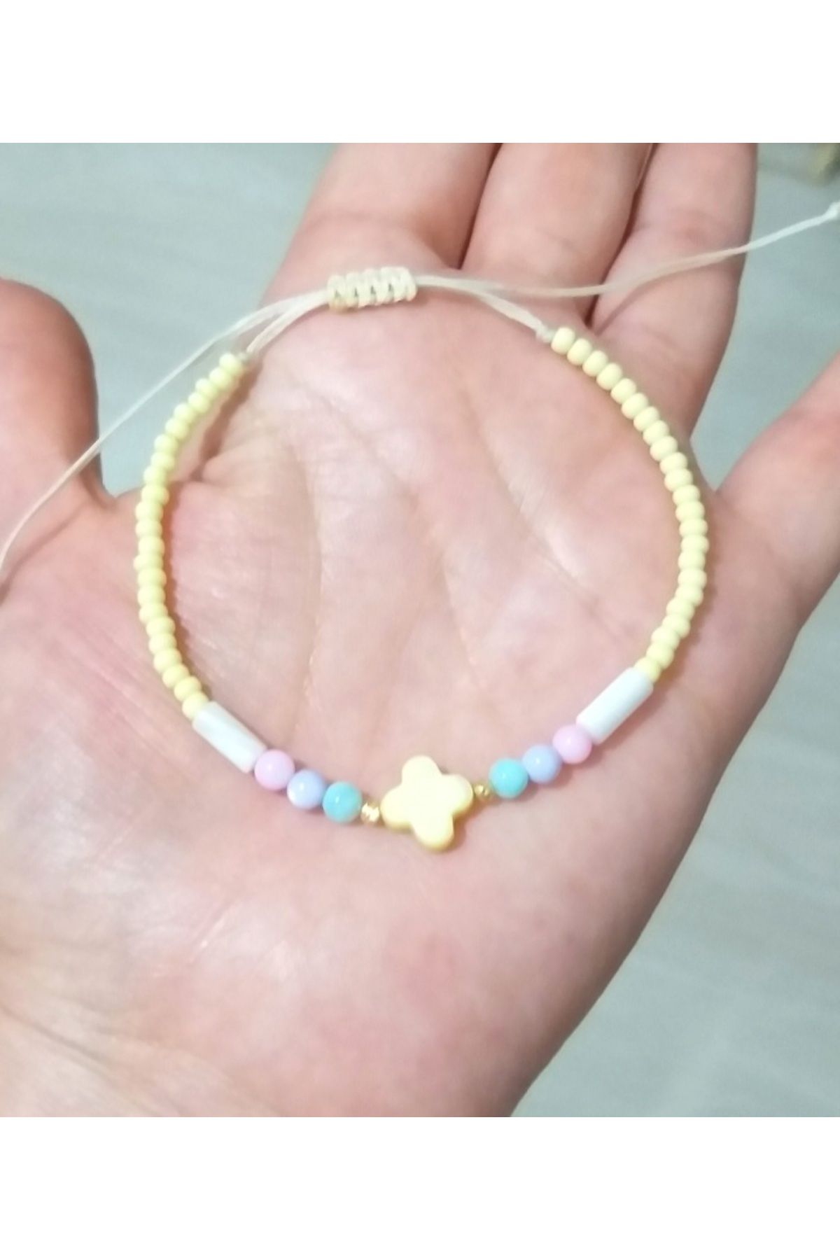 Funny Takılar Açık Sarı Yonca Pastel Renklerde Ve Açık Sarı Çek Cam Boncuklu Bileklik