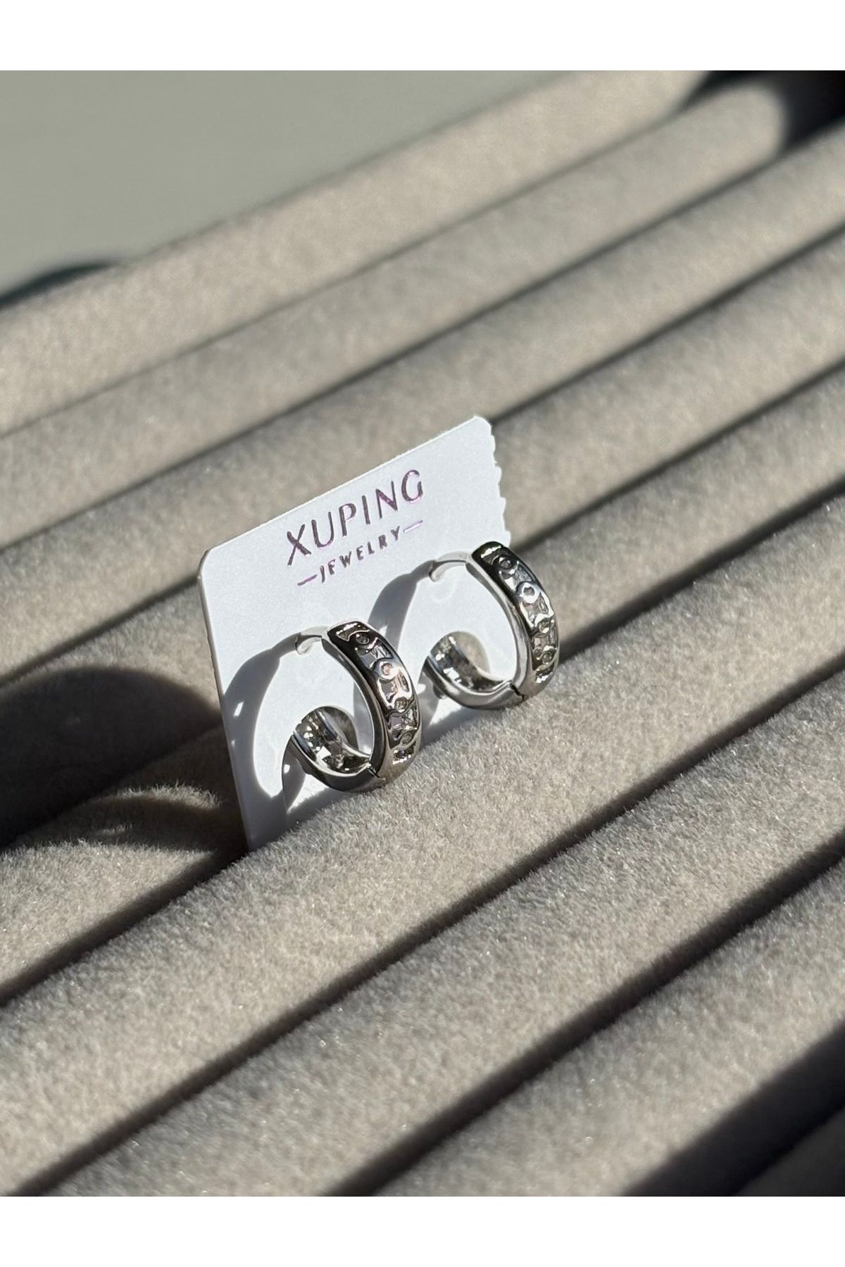 ETERNAL SUNSHINE Xuping Çelik Küpe Kadın Silver Gümüş Renk Kabartma Desenli Halka Küpe Riva Model Şık & Modern Tasarm