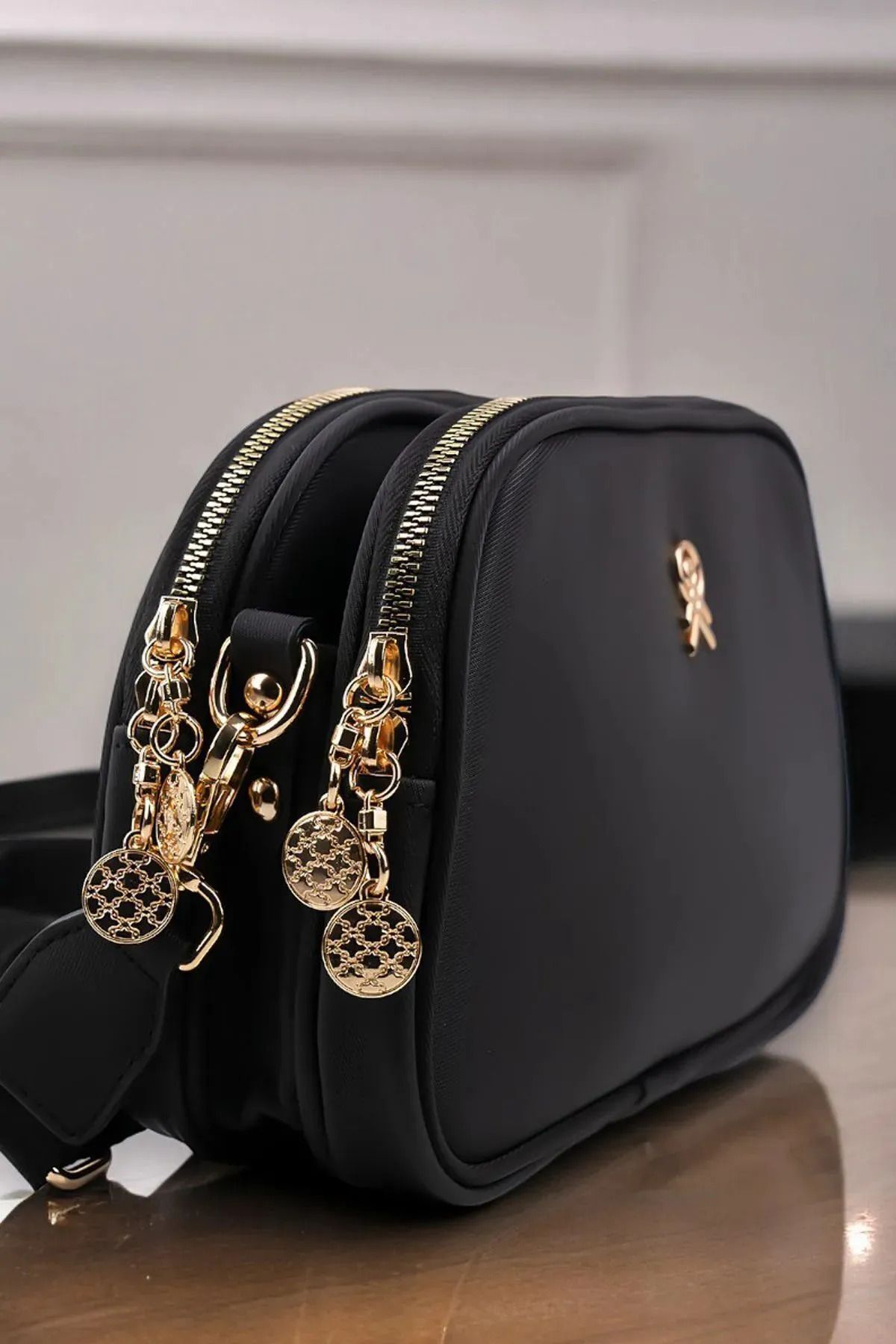 GOLDBAGS Kadın 24x15x10 Omuz Çantası Saten Deri 3 Bölmeli Ayarlanabilir Askılı Kaliteli Siyah Çanta