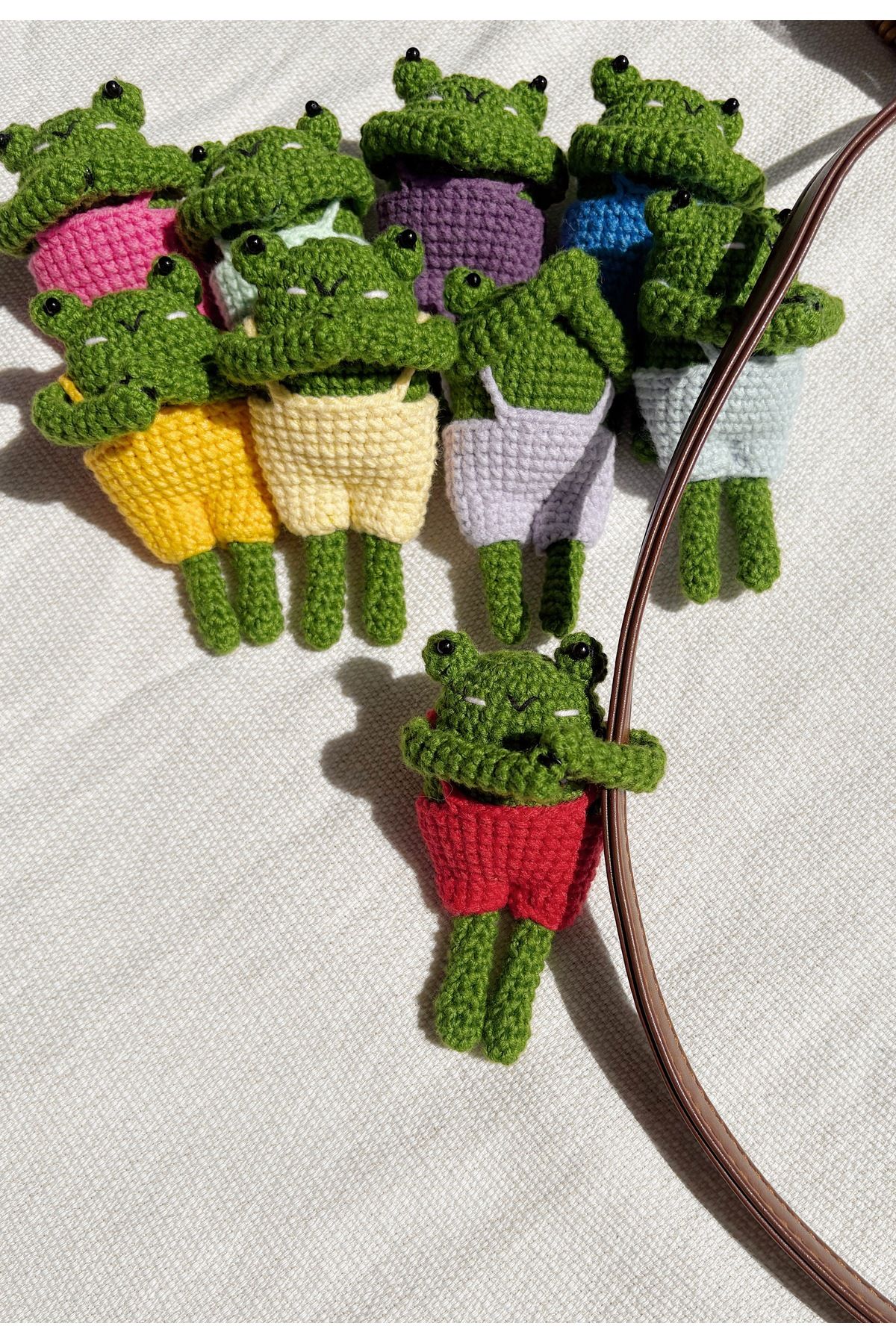Sustaina Craft Kurbağa Amigurumi Çanta Charmı, Sarılan Kurbağa Çanta Süsü