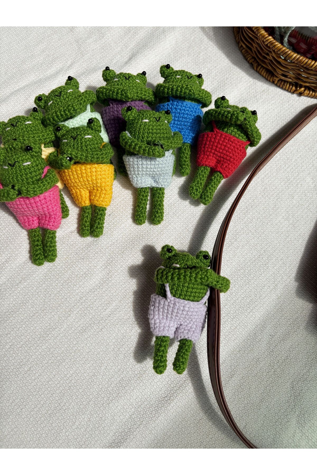 Sustaina Craft Kurbağa Amigurumi Çanta Charmı, Sarılan Kurbağa Çanta Süsü