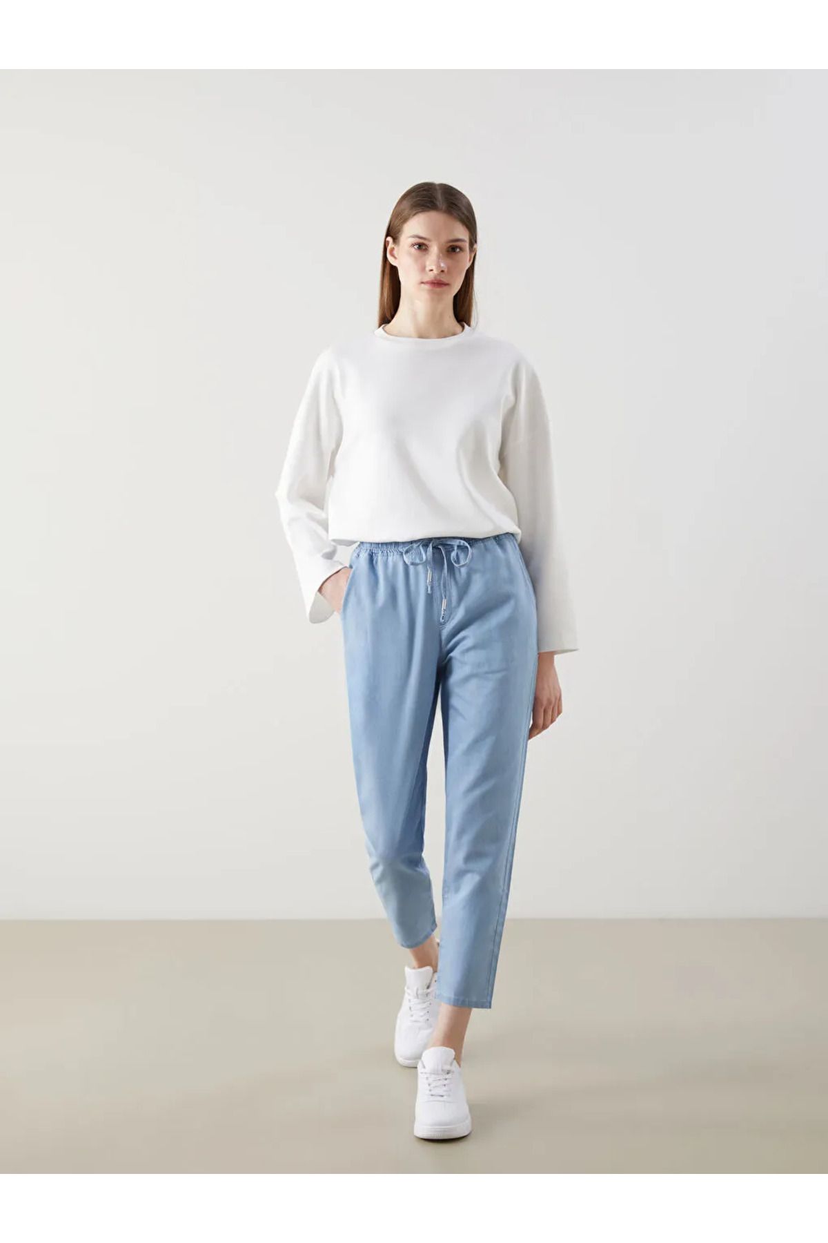 LC Waikiki LCW Modest Indigo Beli Lastikli Carrot Fit Kadın Jean Pantolon