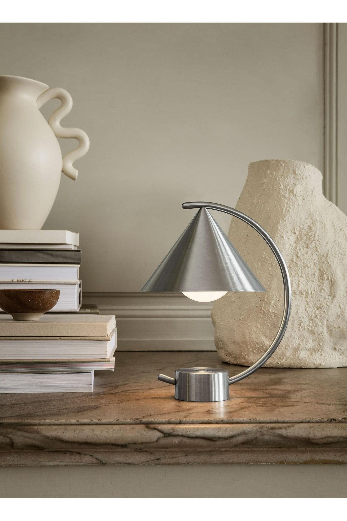 FERM LIVING Heykelsi Tasarımlı Entegre LED Masa Lambası – Çelik Gövde, 30.000 Saat Ömür