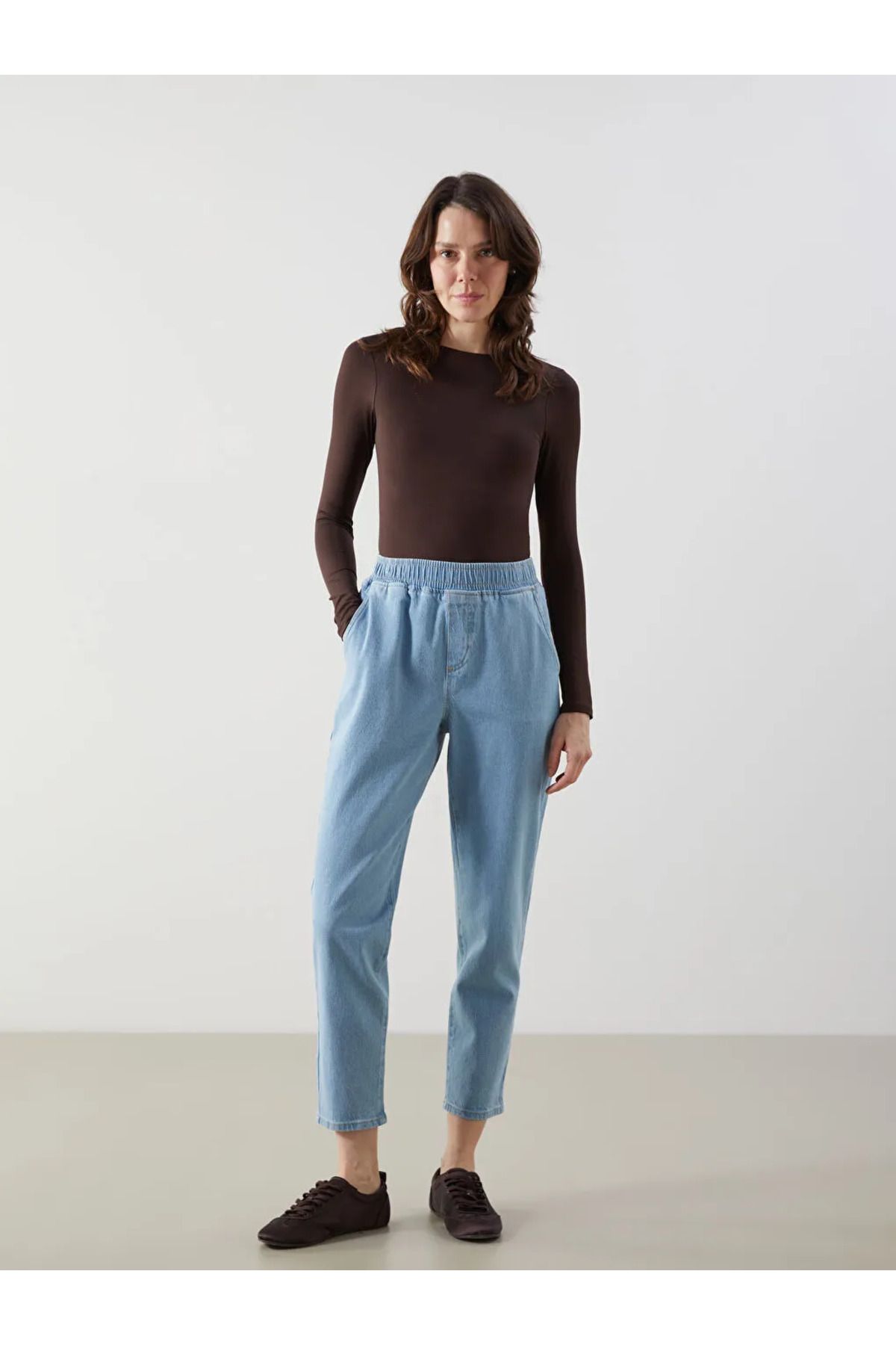 LC Waikiki LCW Comfort Indigo Beli Lastikli Mom Fit Kadın Jean Pantolon
