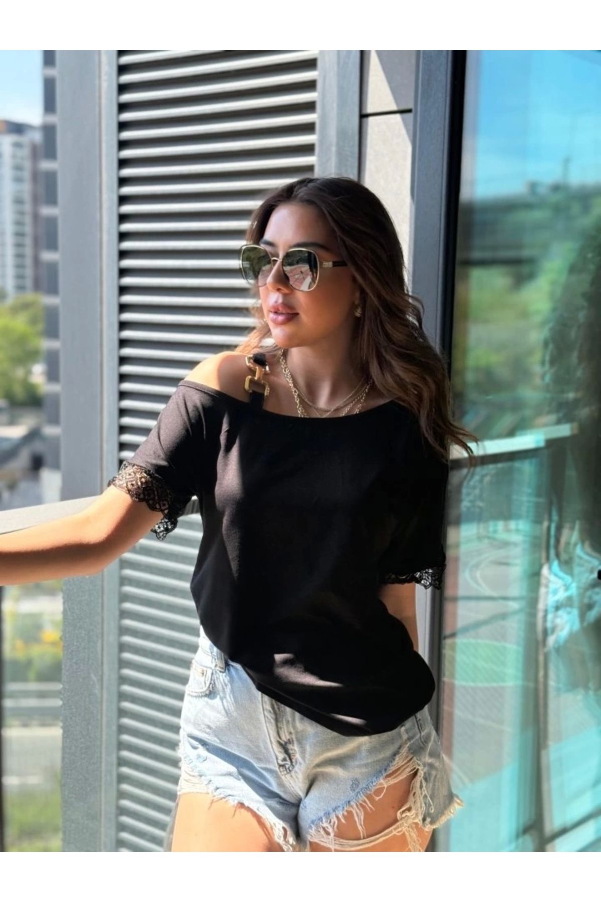 Butik Kadın Tek Omuzu Askılı Kısa Kollu Toka Detaylı Dantelli Viskon Bluz