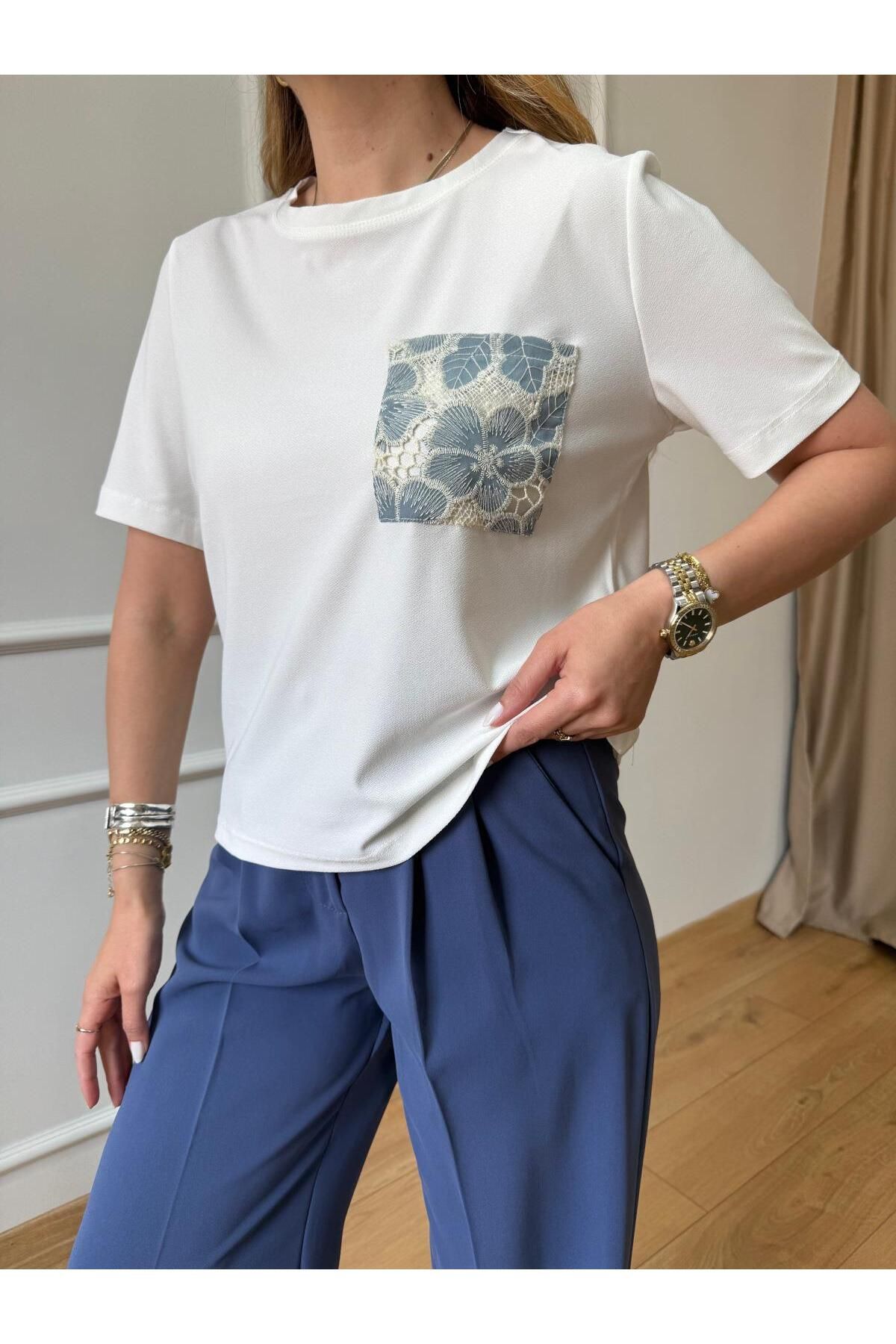 Size Özgü Mavi Cep Çiçek Detaylı Ekru Tshirt