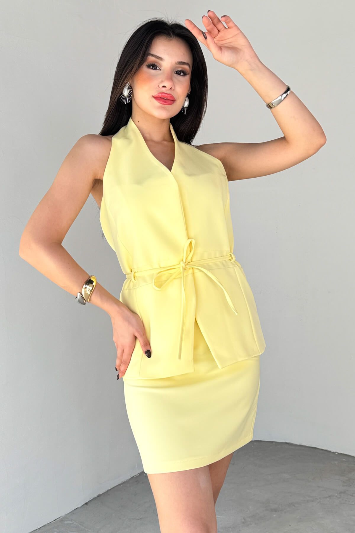 Cappmoda CKT-12449 Sarı Boyun Bağlamalı Gizli Düğmeli Kuşaklı Poliviskon Astarlı Yelek