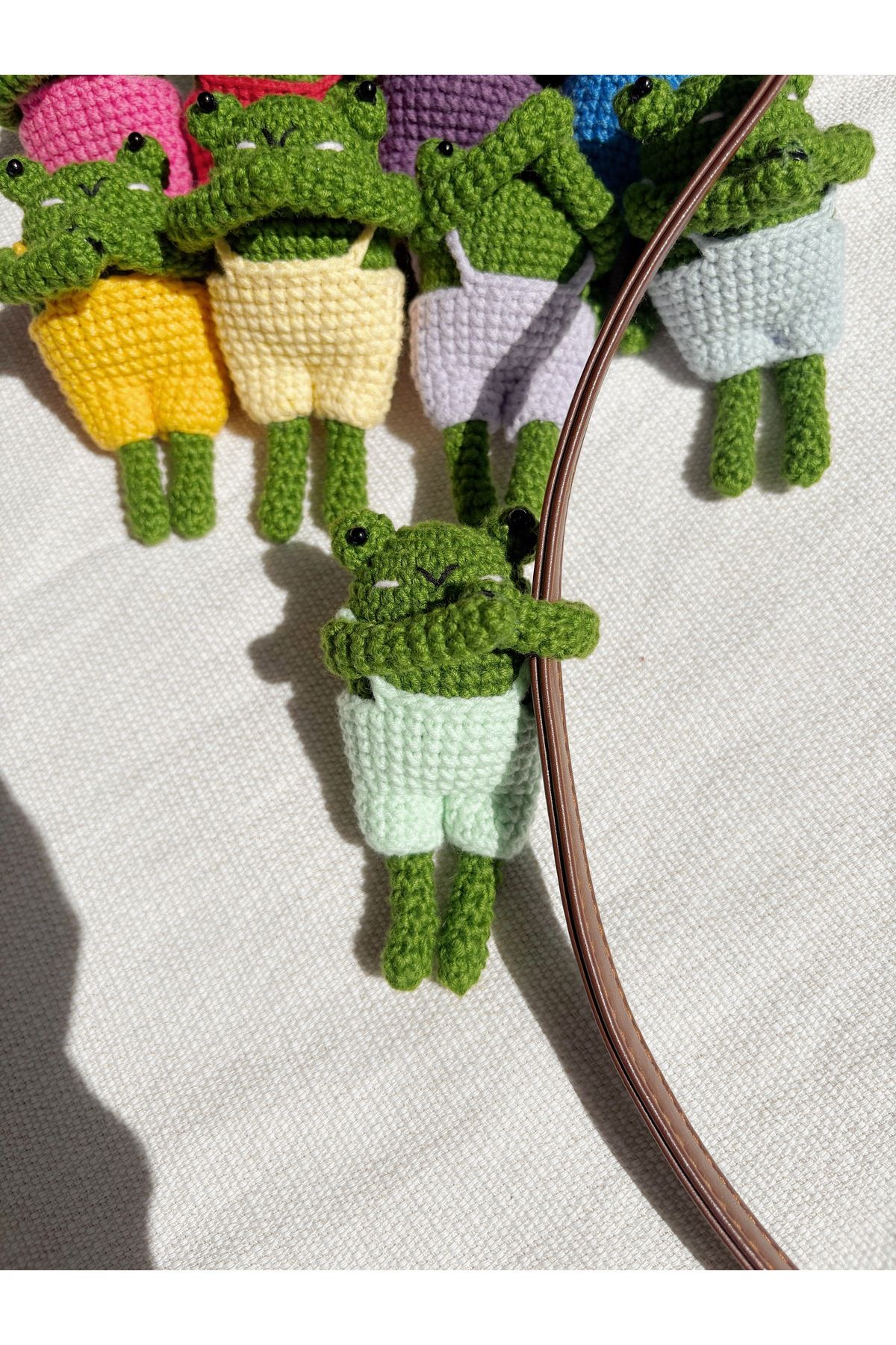 Sustaina Craft Kurbağa Amigurumi Çanta Charmı, Sarılan Kurbağa Çanta Süsü
