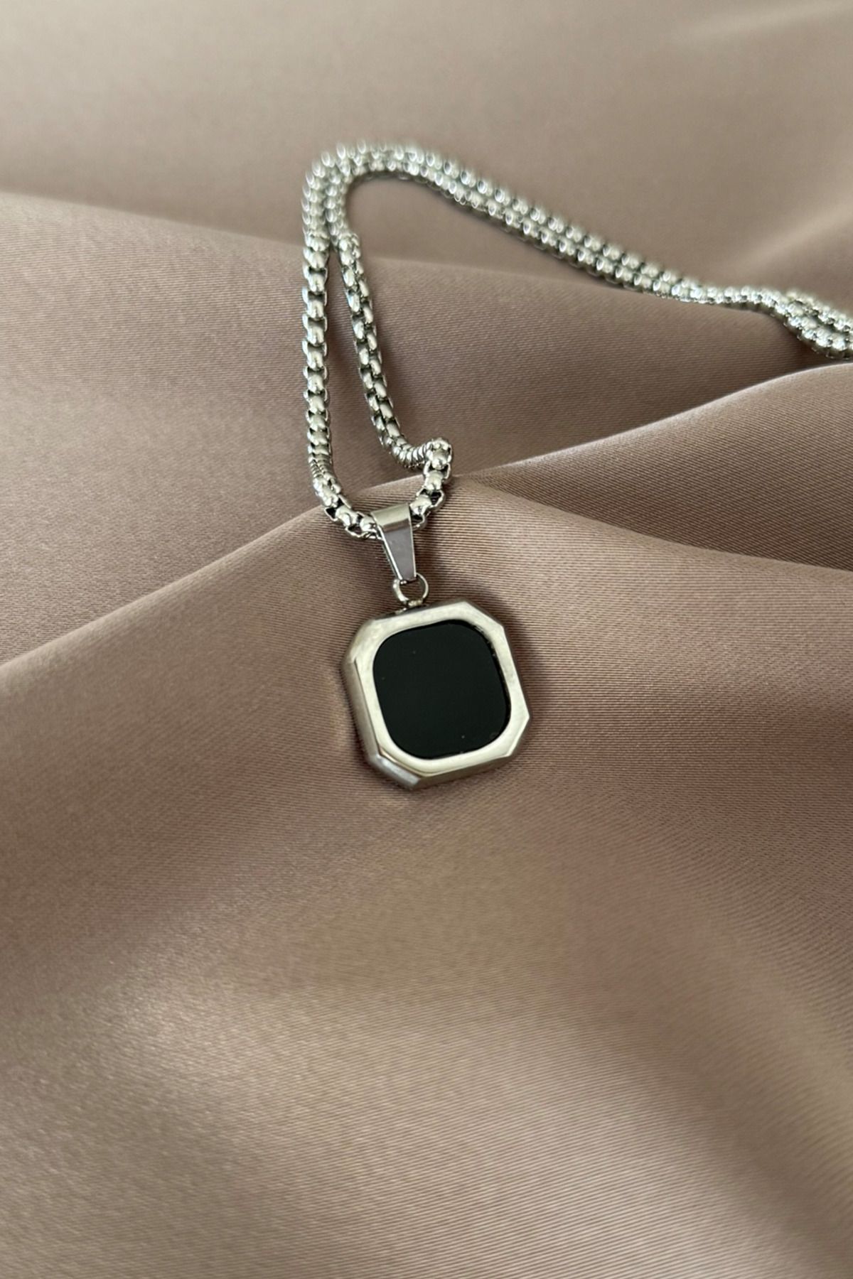 laria jewelry Kare Siyah Taşlı Madalyon Kolye