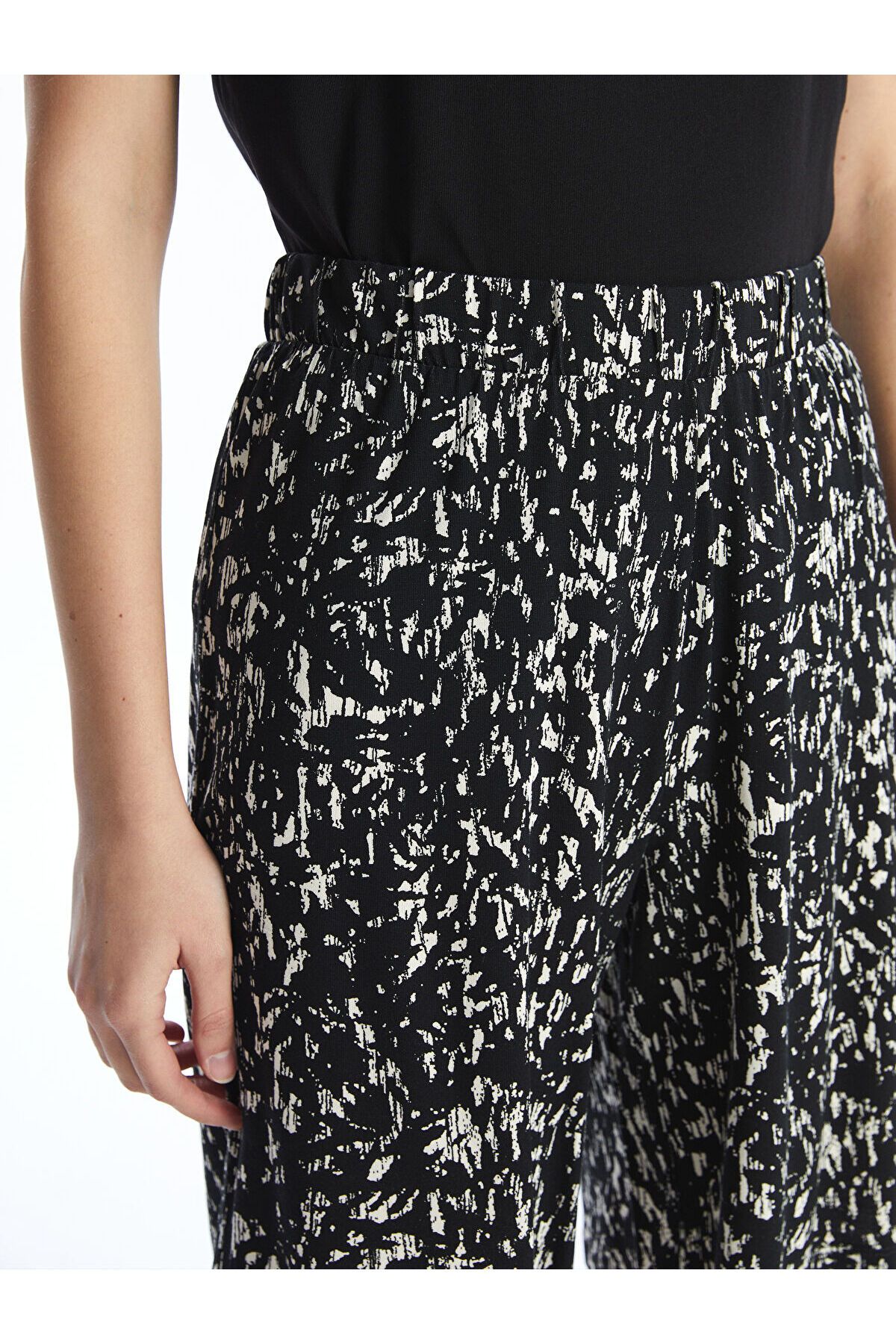 LC Waikiki-Patterned Women's Shorts with Elastic Waist 3