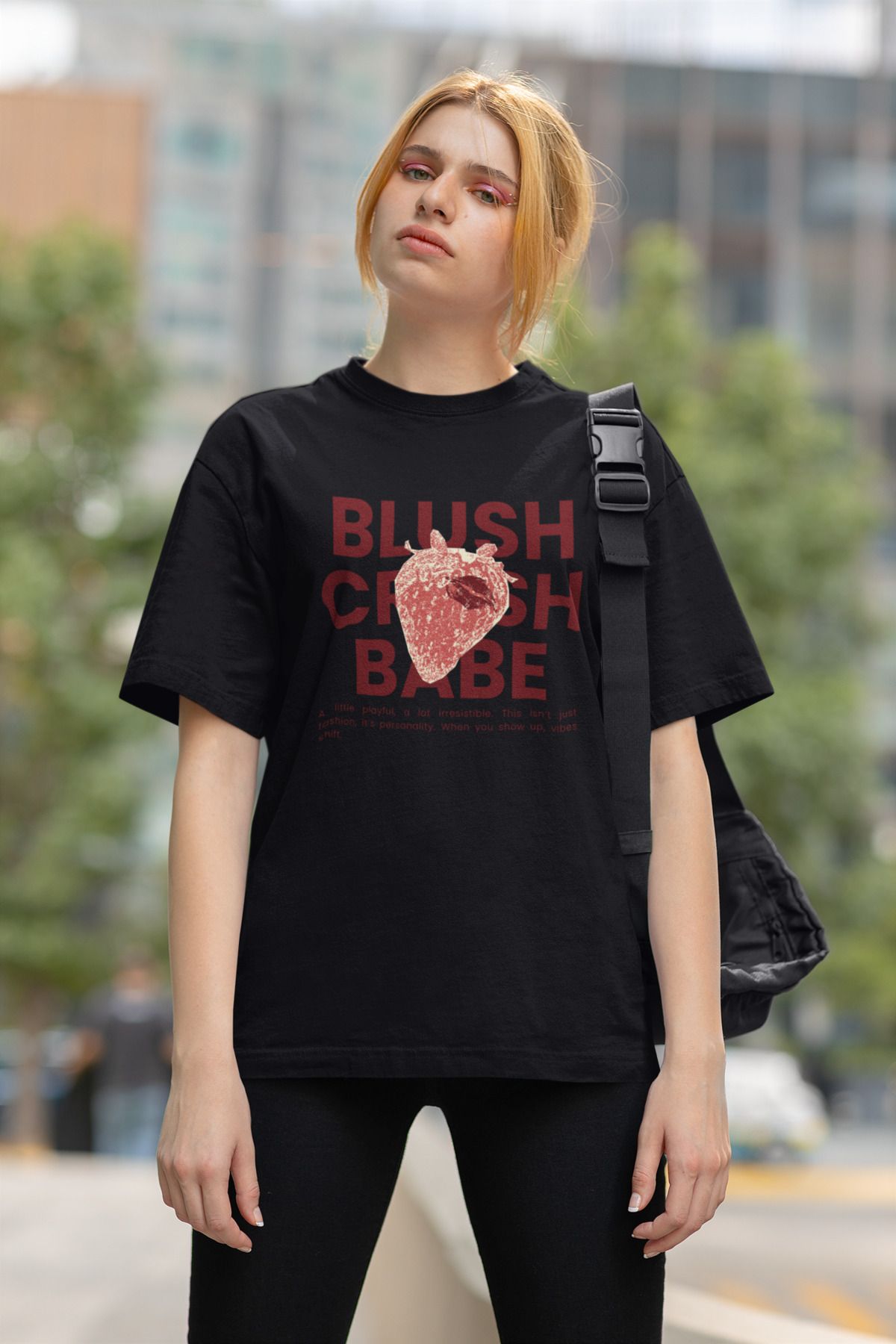 Lyonis Kadın Siyah Oversize Strawberry Crush Baskılı Bisiklet Yaka Penye T-Shirt