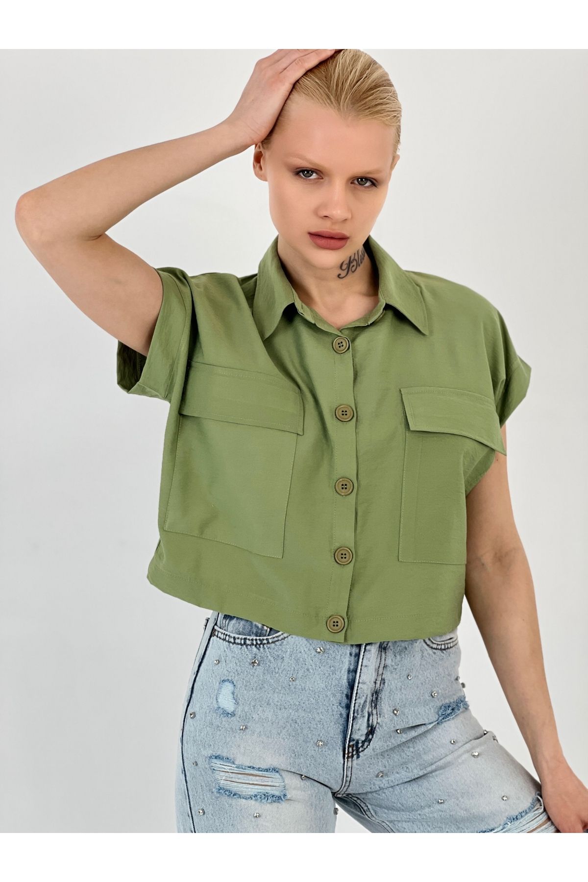 So Sweet Kadın Düğmeli Katlanabilir Kısa Kol Kapaklı Çift Cepli Crop Kesim Viskon Safari Bluz
