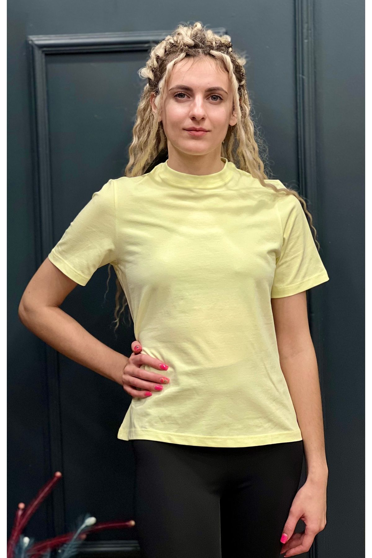 Remtu Unisex Açık Sarı Yarım Boğazlı T-Shirt – Hafif, Rahat ve Şık Tasarım | Günlük & Yazlık Basic Model