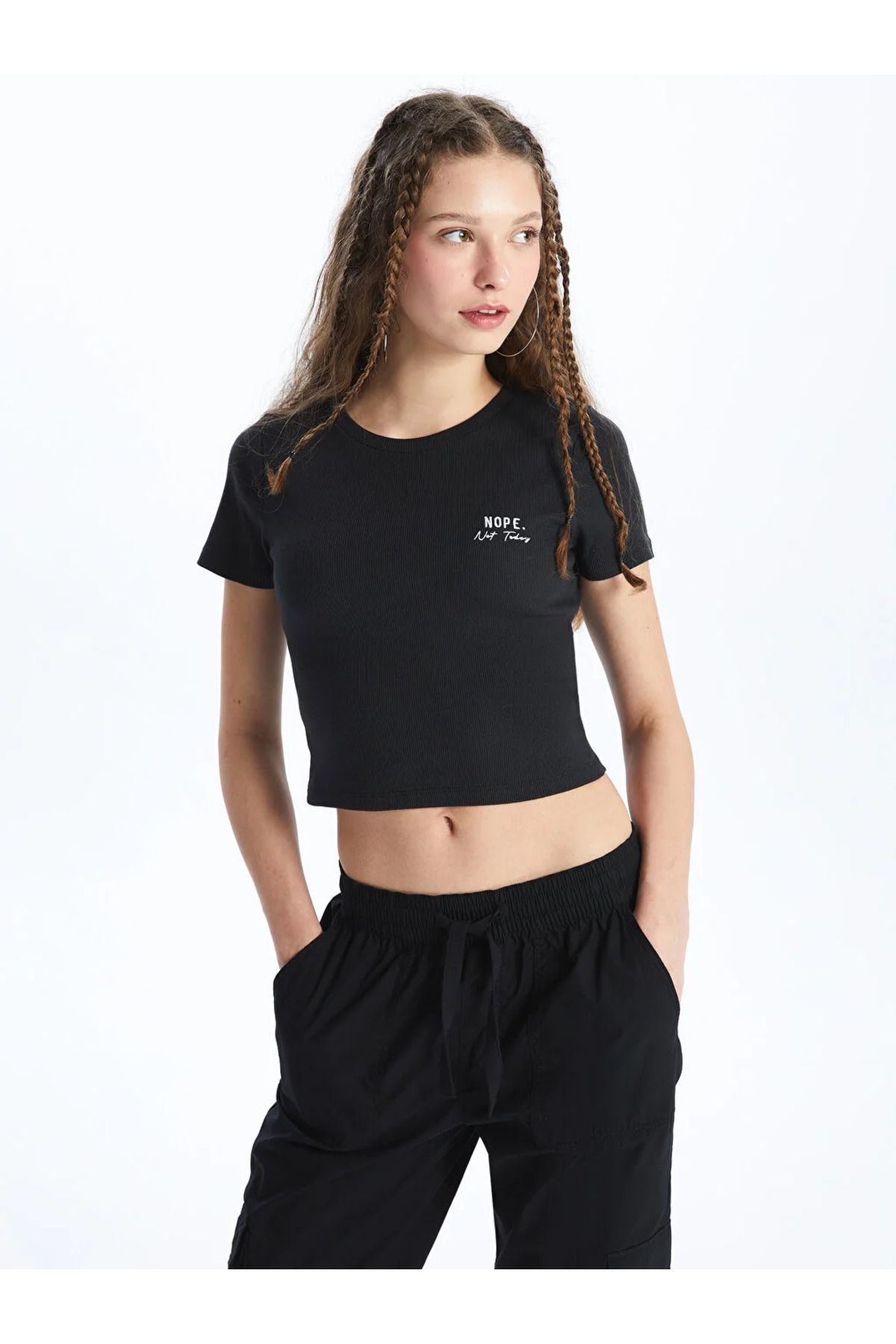 LC Waikiki LCW Vision Bisiklet Yaka Nakışlı Kısa Kollu Kadın Crop Crop
