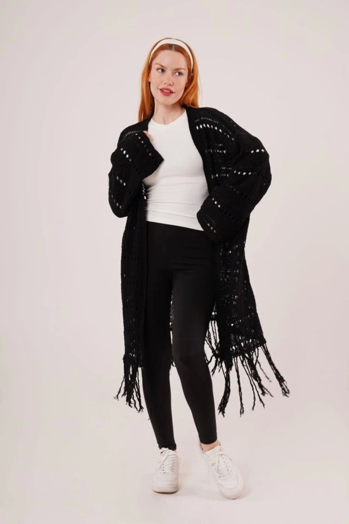 MODA Delikli Geçişli Püskül Detay Uzun Triko Siyah Hırka