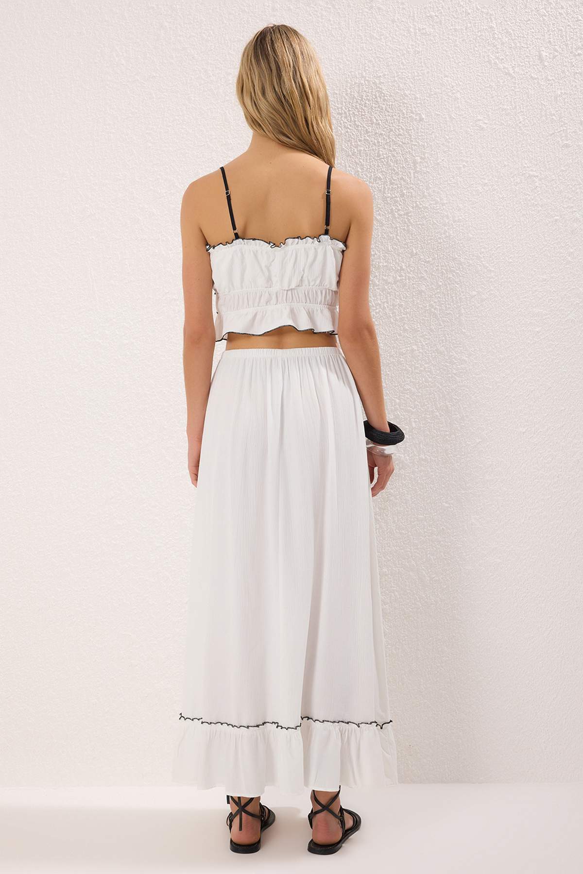 Trendyolmilla  Beyaz Dokuma Fiyonklu Maxi Plaj Yüksek Bel Bluz-Etek Takım TBESS25AU00110 - Görsel 4