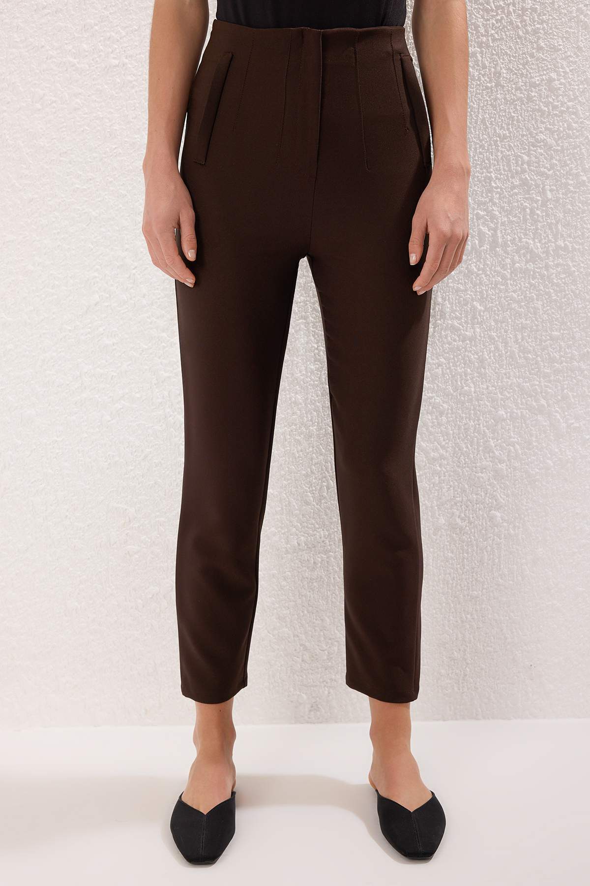 Trendyolmilla  Koyu Kahverengi Cigarette Kalıp Pensli Yüksek Bel Bilek Boy Dokuma Kumaş Pantolon TWOSS20PL0515 - Görsel 3
