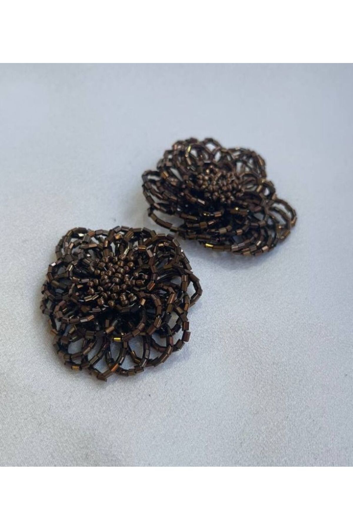 Parça Kumaş Dünyası Özel Tasarım Taşlı Düğmeler El Yapımı Kahverengidir