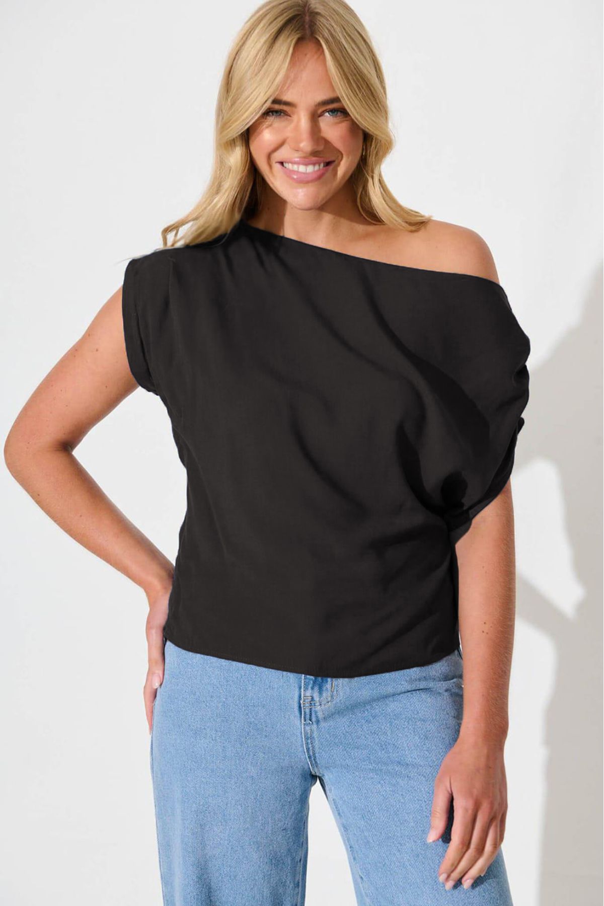 AFR CLOTHES KADIN SİYAH DÜŞÜK OMUZ BÜZGÜLÜ ,ÇİFT KAT JARSE KUMAŞ BLUZ