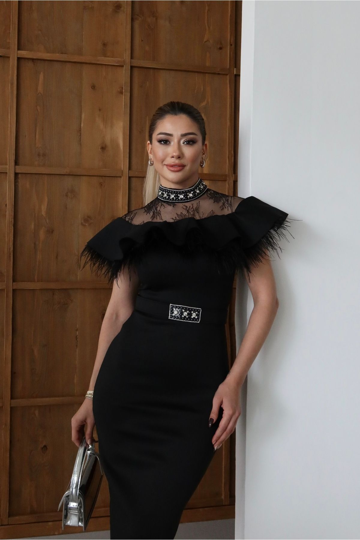 1Moda1Tarz Kadın İthal Scuba Kumaş Dantel Ve Püskül Detaylı Kolye Boyun Kemer Dahil Astarlı Özel Tasarım Elbise
