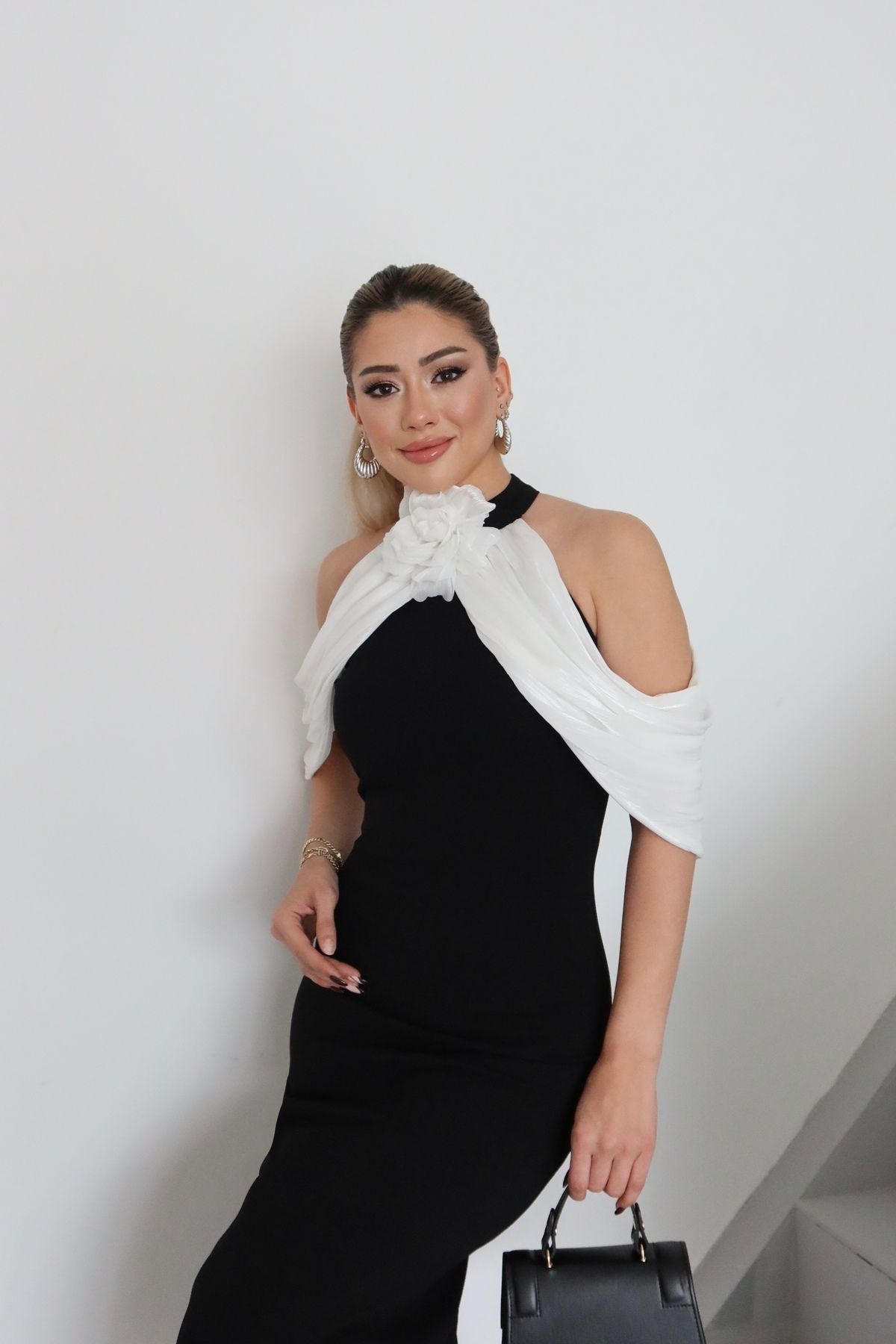 1Moda1Tarz Kadın İthal Scuba Krep Kumaş Boyun Gül Aksesuar Yoryo Şifon Fular Detay Astarlı Özel Tasarım Elbise