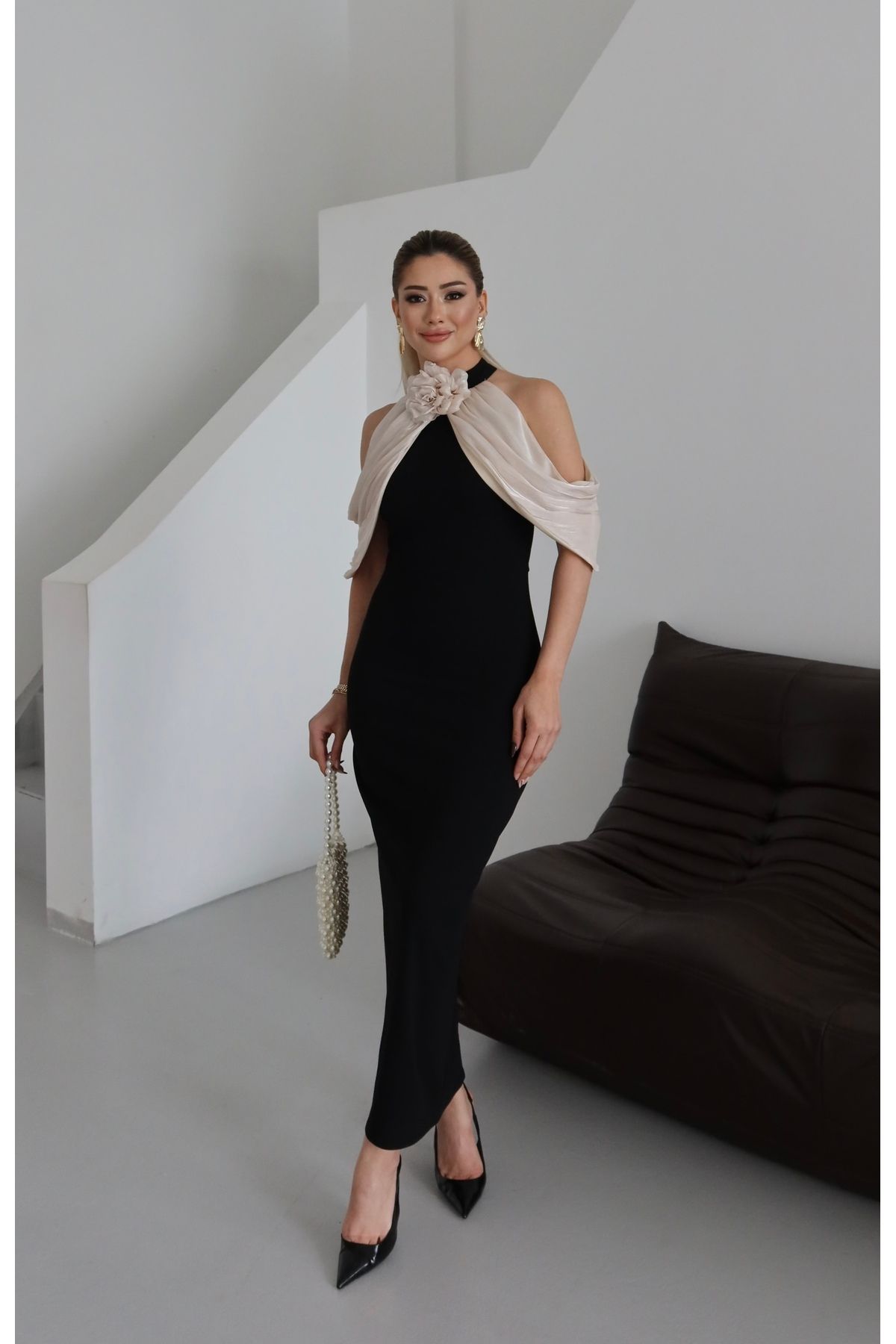 1Moda1Tarz Kadın İthal Scuba Krep Kumaş Boyun Gül Aksesuar Yoryo Şifon Fular Detay Astarlı Özel Tasarım Elbise