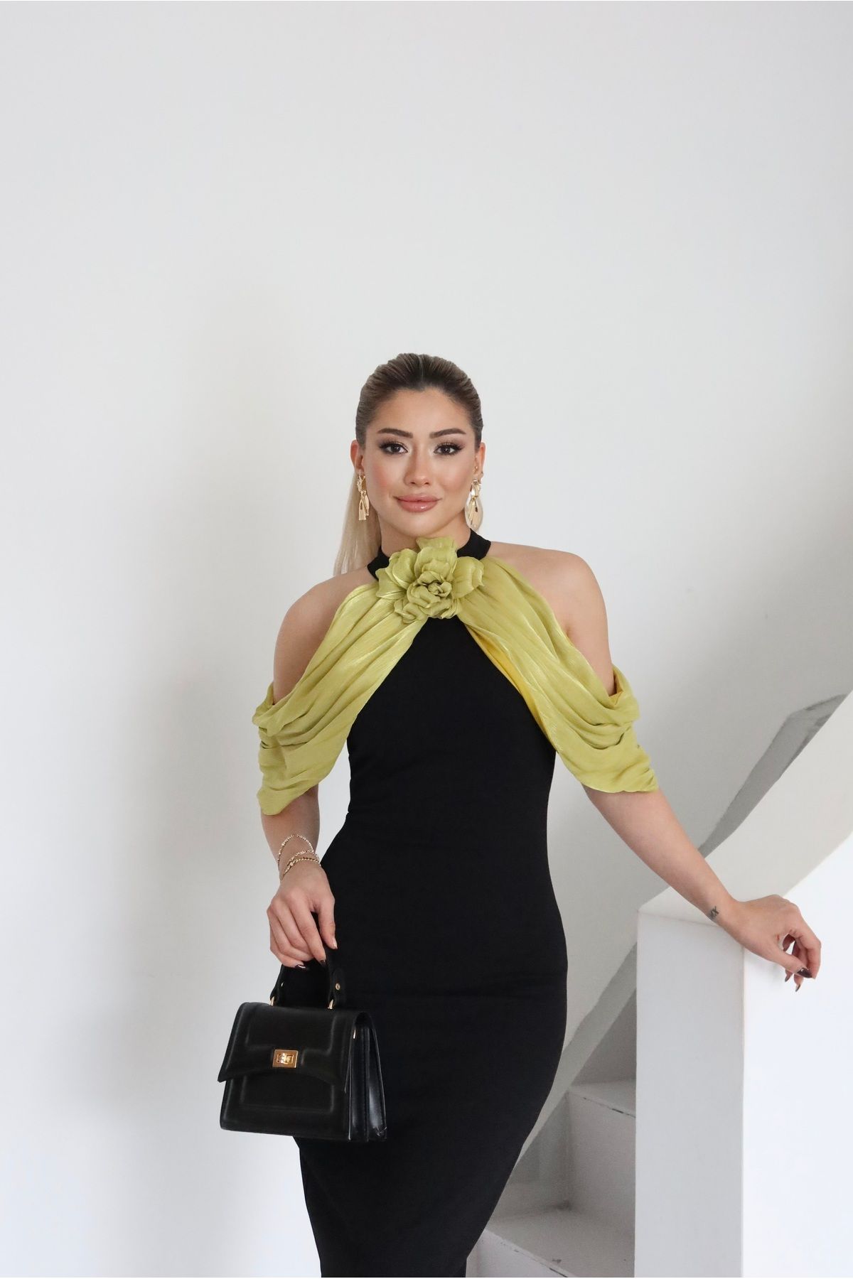 1Moda1Tarz Kadın İthal Scuba Krep Kumaş Boyun Gül Aksesuar Yoryo Şifon Fular Detay Astarlı Özel Tasarım Elbise