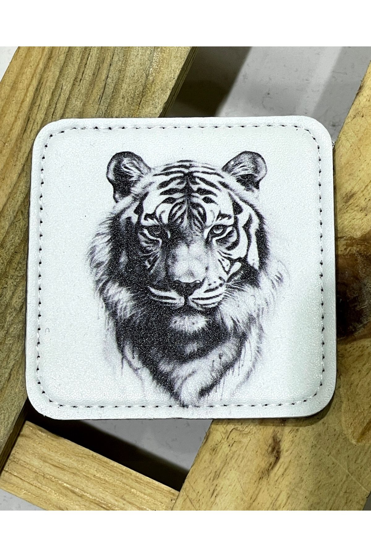 Higo Man Değiştirilebilir Kare Patch – Figürlü, Yazılı, Temalı Modeller