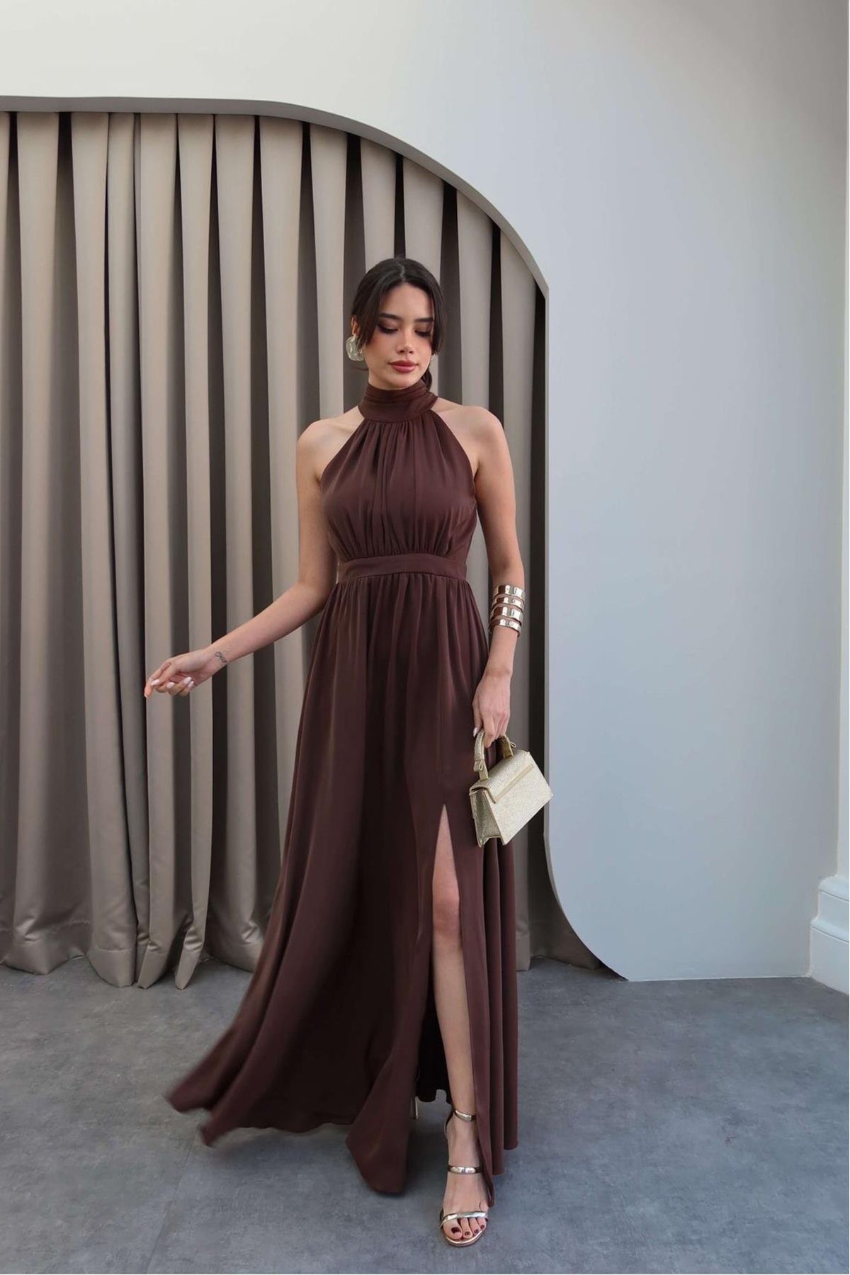 Neşeli Butik kadın halter yaka yırtmaç detaylı uzun şifon elbise NBNY3737