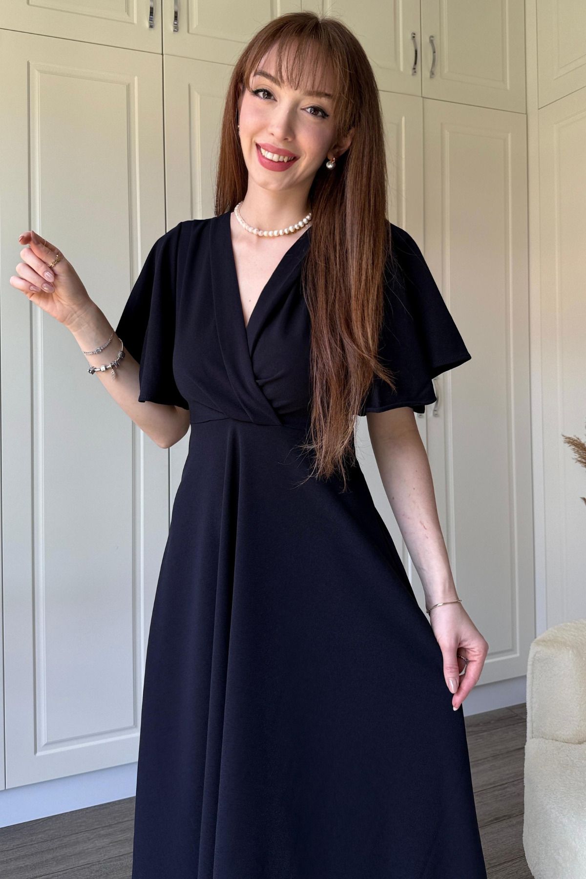 Dilay Gökoğlu Butik Kruvaze Yaka Kolları Volanlı Midi Elbise